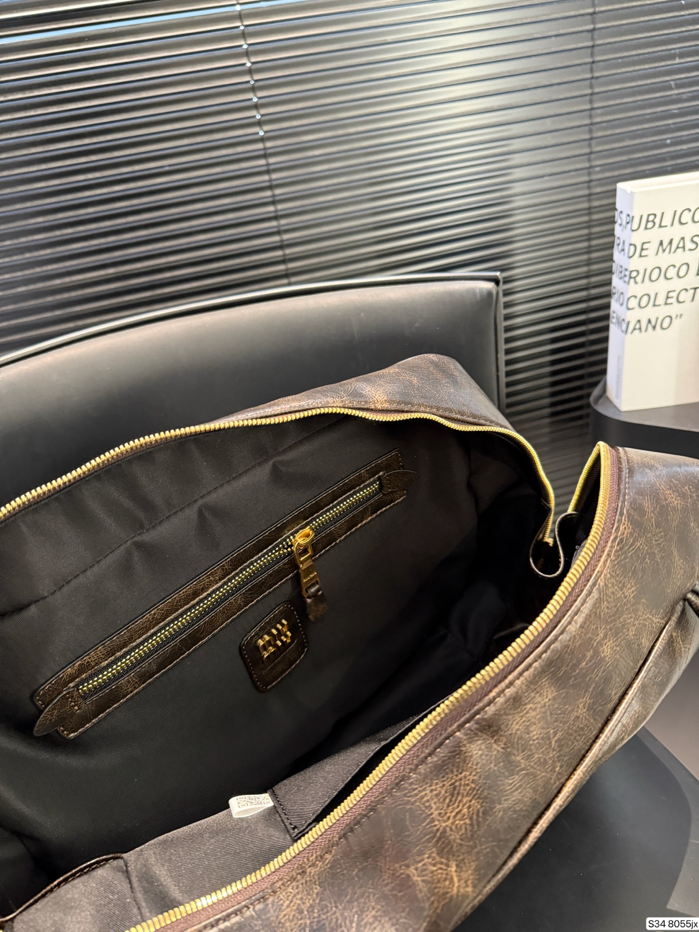 P220 缪缪MIUMIU 保龄球手提包 轻轻松松高级感 包包手感巨好容量也很不赖 简单却又不失华丽 不要觉得会炸眼太高调了什么的 根本不会！ 在你的精简穿搭上简直就是点睛之笔 尺寸：34 23 货号8055