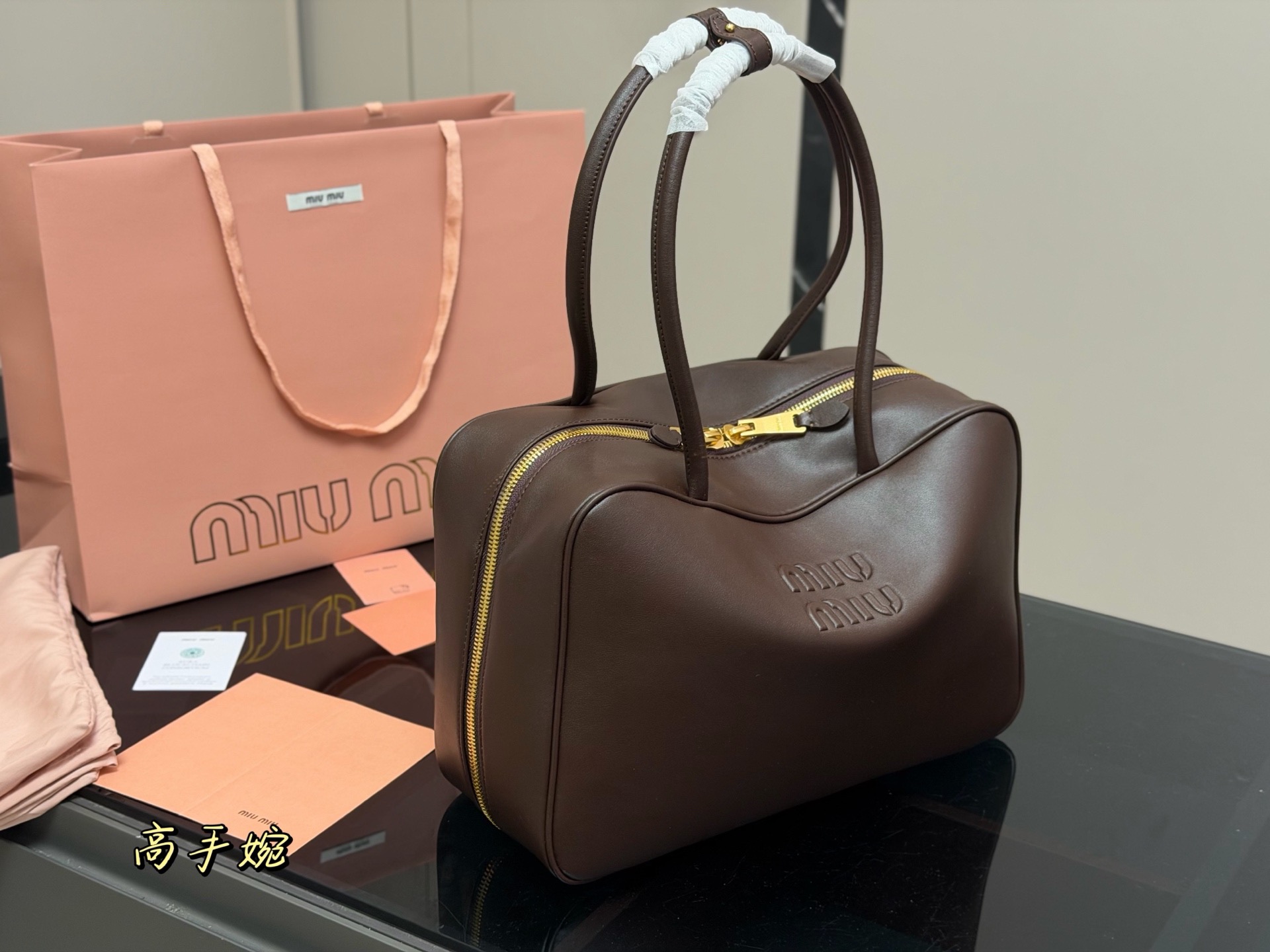 &yen;195 无盒 size：35*22cm miumiu保龄球/公文包/ 采用小牛皮 皮质光滑细腻柔软， 棉质缎面衬里。 背起来都很nice 哦 可手拎也可斜挎！ 出场就是miumiu小公主！