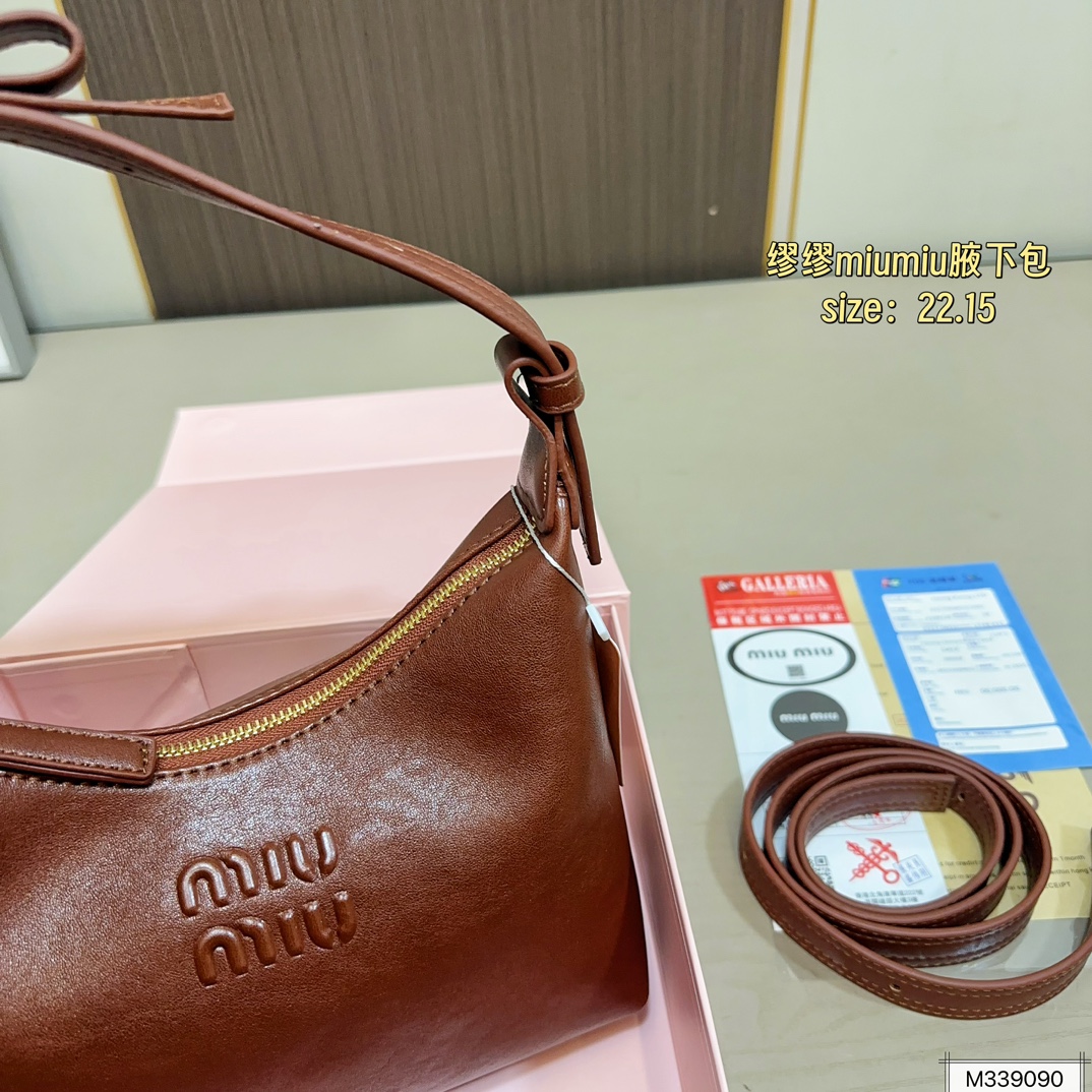 💰115（折叠盒） 尺寸22.15 MiuMiu缪缪腋下包 牛仔的材质随性且休闲！ 整体上手非常轻便～ 优雅贵气高级感并存！ 颜值爆表很好搭配👏