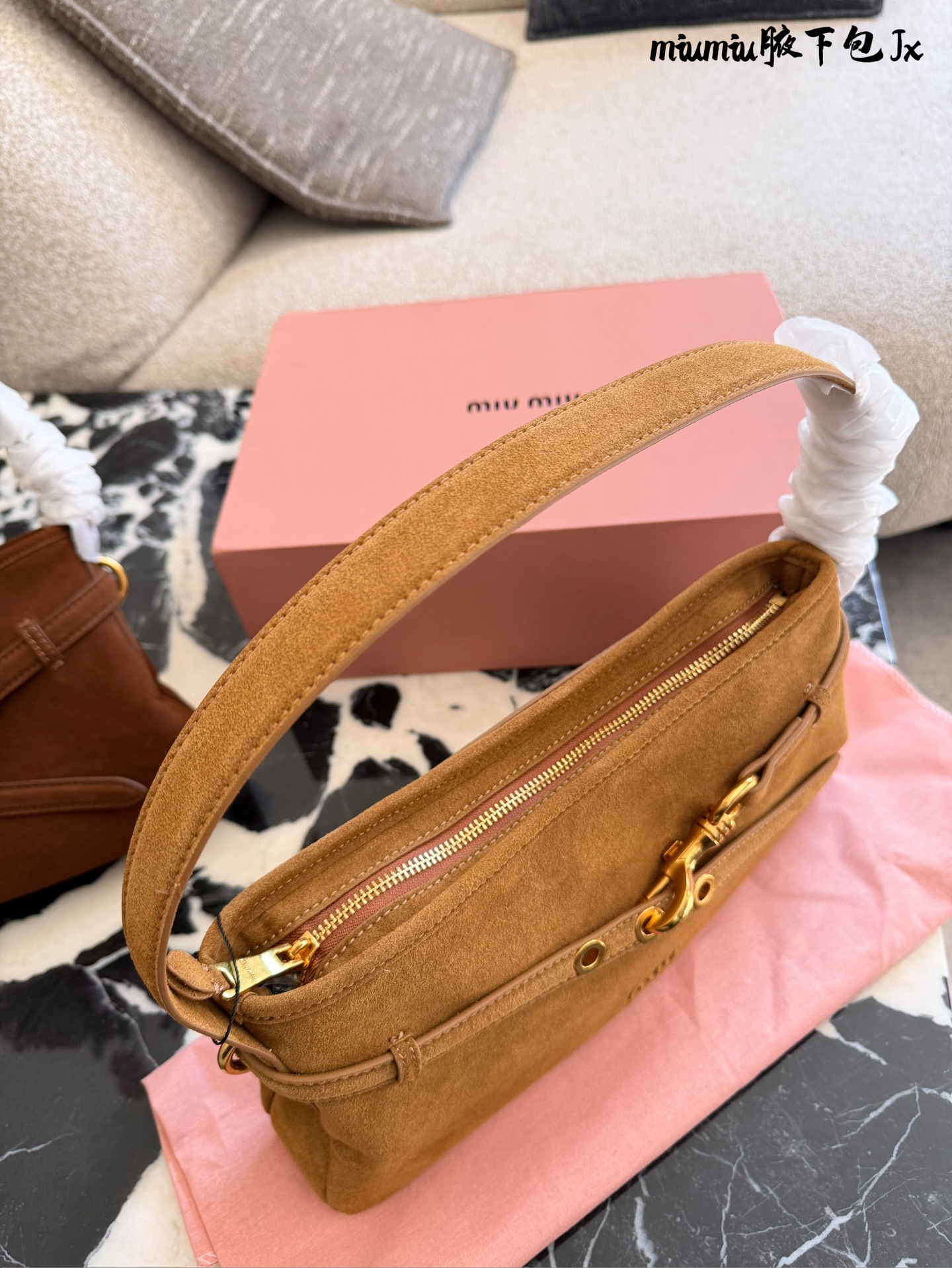 p240 缪缪miumiu新款aventure nappa腋下包 nappa 复古腋下包 又是一个爆款预测！！ 33cm配盒子