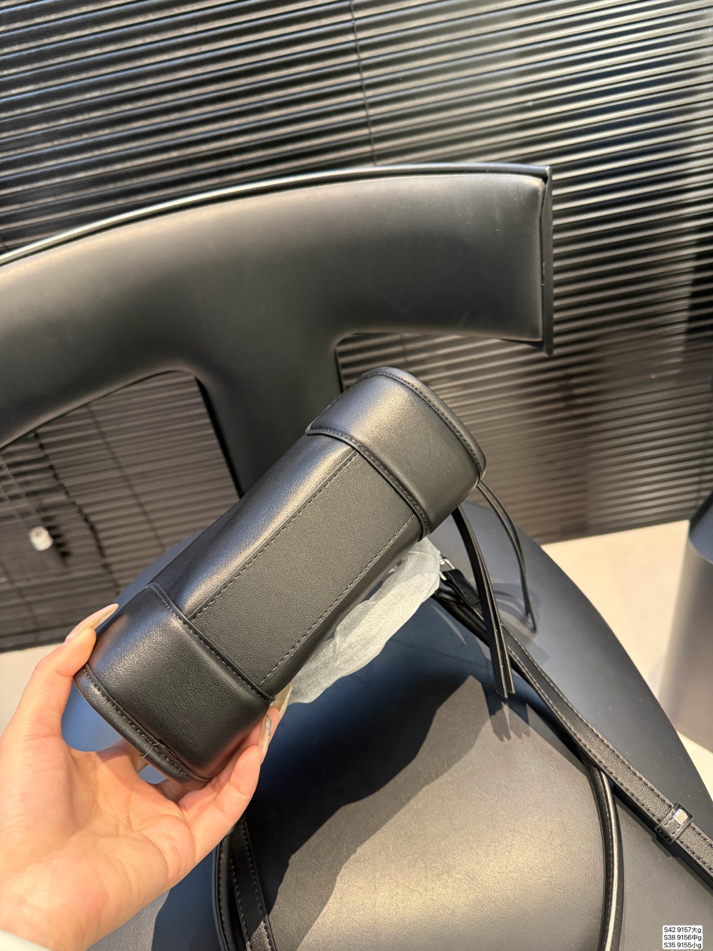 大号P260 中号P240 小号P225 罗意威这只简直太乖了 麂皮包今年冬天简直不要太火 银色loewe小锁也是酷的很 这个还可以加肩带单肩斜挎 一整个就是实用的美包！ 尺寸大35 22 中25 19小22 12 货号大9157 中9156 小9155