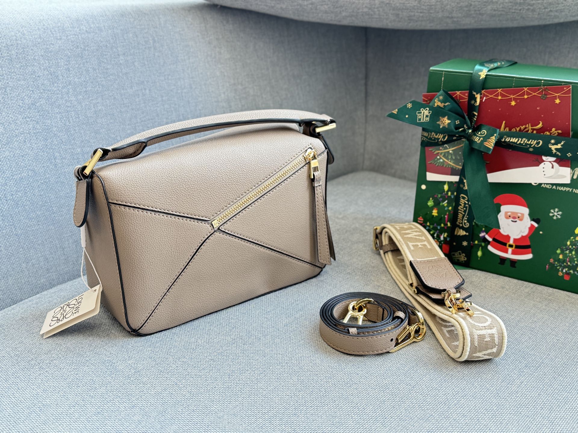 💰230 折叠盒 size：24&times;15 LOEWE罗意威 Puzzle 几何包 拼图包 斜挎手提包 质感超绝的一只！ 柔软轻盈的napa皮 轻松打造随性慵懒的风格 松弛感拉满～ 今夏最精致的小包出现了