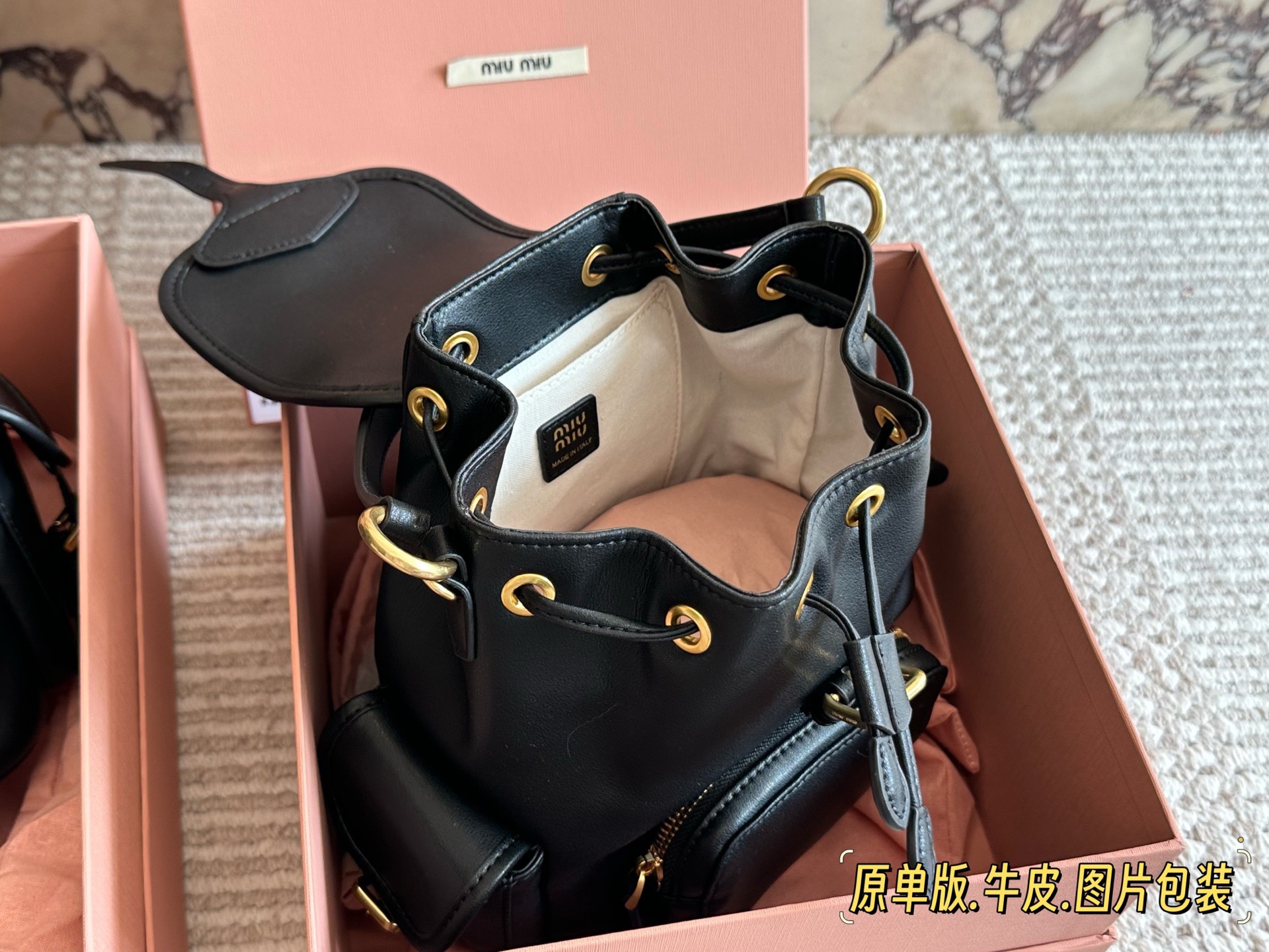 💰285、💰275 miumiu双肩包 又一季特别美丽的MiuMiu 今天去看了Miu Miu 2025春夏系列的预览。尽管上海一夜之间大幅降温,白天阳光依旧非常充沛美丽一就像一 如既往可可爱爱的Miu Miu四 所以下一季的流行风向,自然隐藏在Miu Miu 25春夏的各个角落。尺寸30*30cm/22*21cm