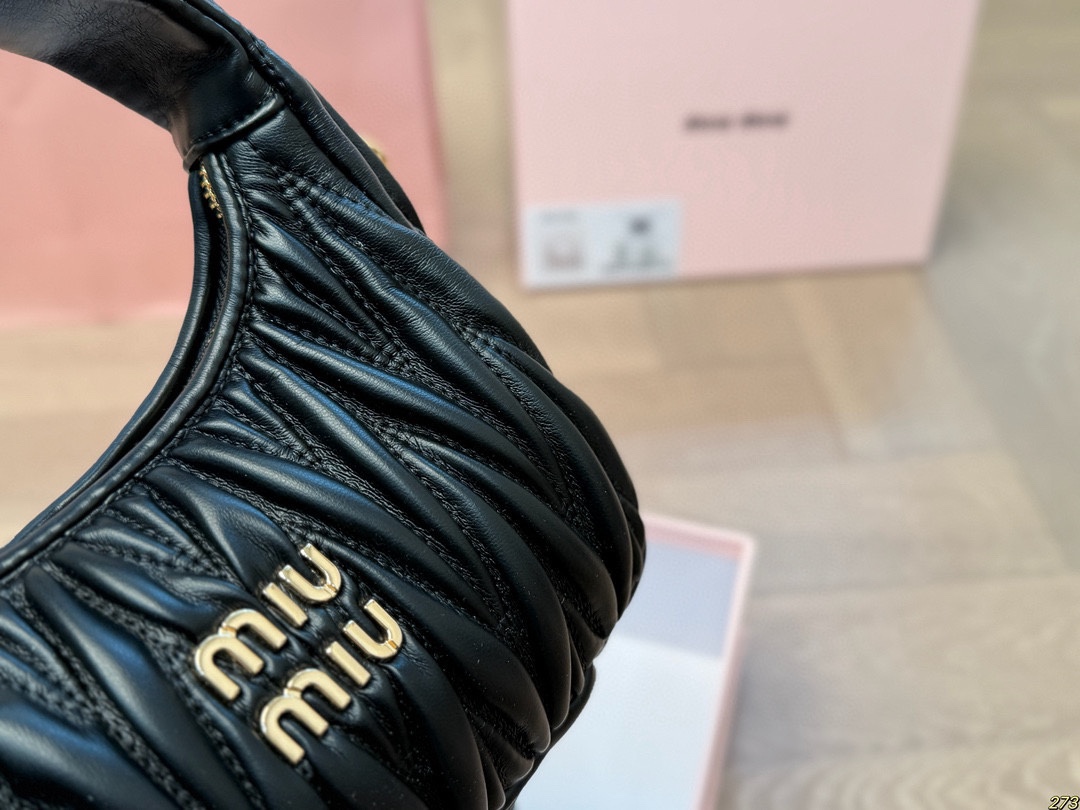 &yen;155配盒 Miumiu缪缪斜挎包 斜挎 肩背都好看 手感很好 满足任何造型 尺寸 20 11