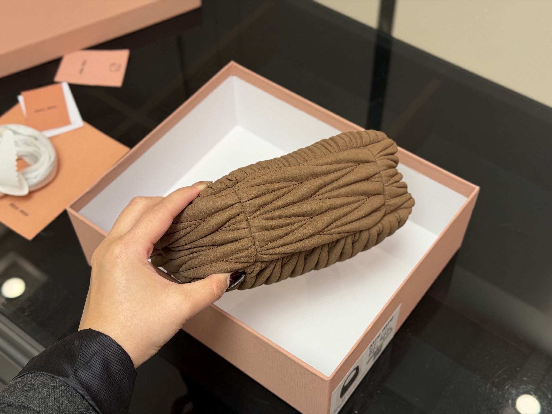 &yen;170 配盒 size：22*11cm 可盐可甜的 MiuMiu 女孩 miumiu wander包包 好搭 什么风格都能驾驭 材质很柔软 容量也非常OK 复古俏皮的hobo包型 是近期几乎天天拿出门的包包！