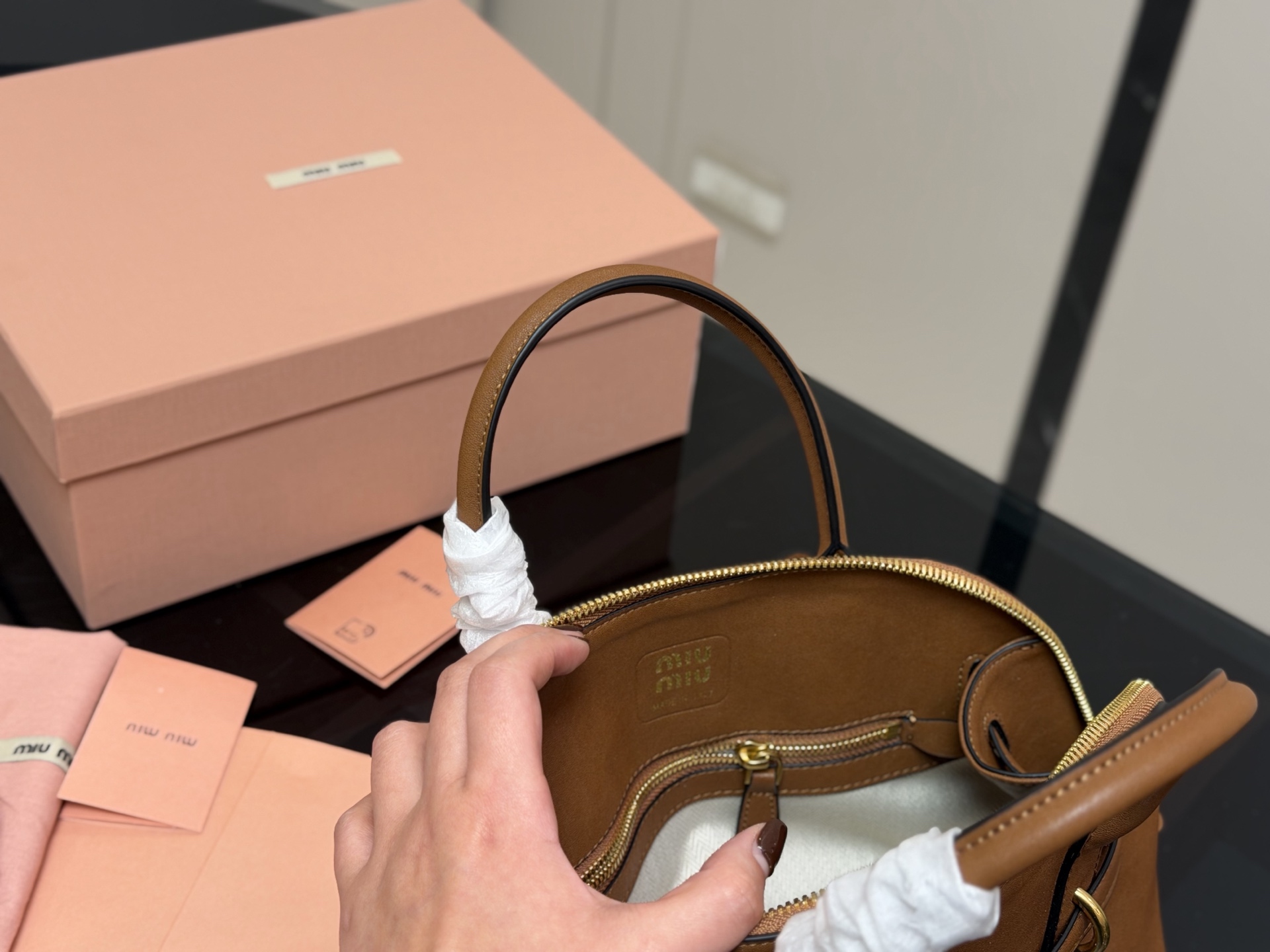 &yen;230 配盒 size：28*16cm miumiu 贝壳包包， 特别喜欢这个的设计！ miumiu的坑真的好仙女好好看！ 真的很有质感！ 可斜挎可手拿可单肩， 日常约会出行简单好搭配。