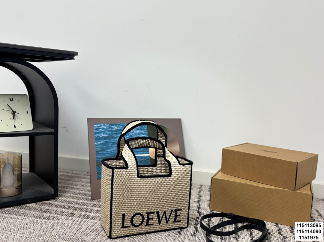 p125 p120 p115无盒 罗意威编织托特包 Paulas's 1biza 夏日海岛系列推出了草编托特包包巧妙融合了托特的商务之前线条和草编的夏日风情，加上Loewe粗体大logo 真的很难不爱 尺寸30.22/24.17/20.13