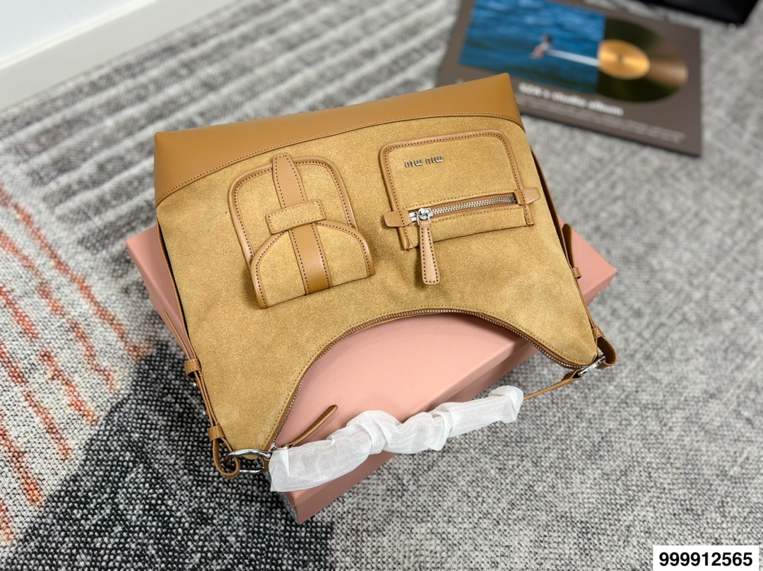 p175 超纤密封包装 缪缪腋下 miumiu特别的包包。大多包型的设计都是偏简单、基础的，只是当时颜色和材质的运用，让人觉得每款包包都有一个创意点 #miumiu #腰包 #MIUMIU # 尺寸35 24