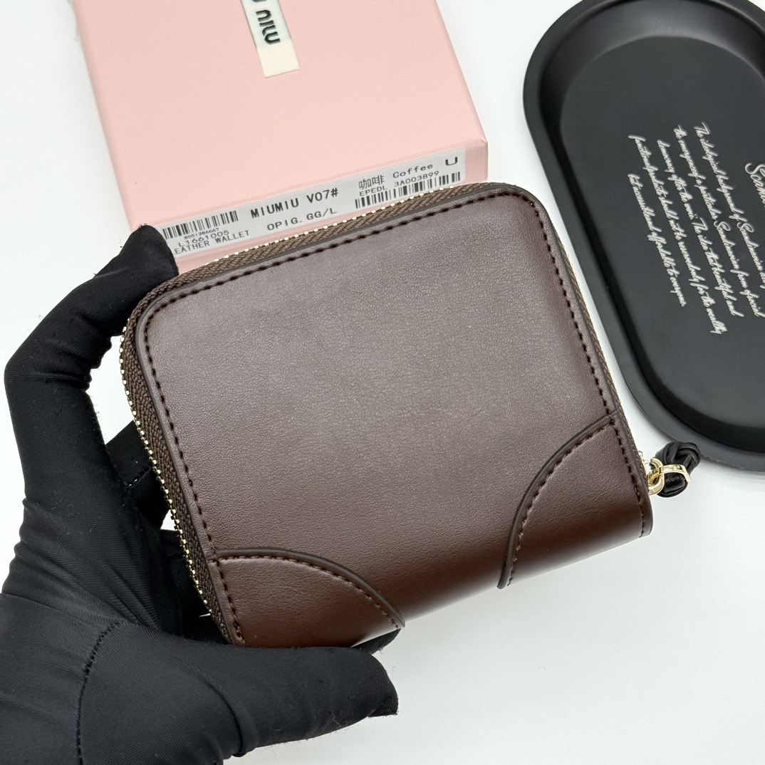 p100🎀miumiu V07🎀颜色 黑色 棕色 咖啡色🎀尺寸：10.5*10*3🎀miumiu专柜最新款火爆登场！采用头层牛皮，做工精致， 媲美专柜！多功能小钱包，超级精致时尚！