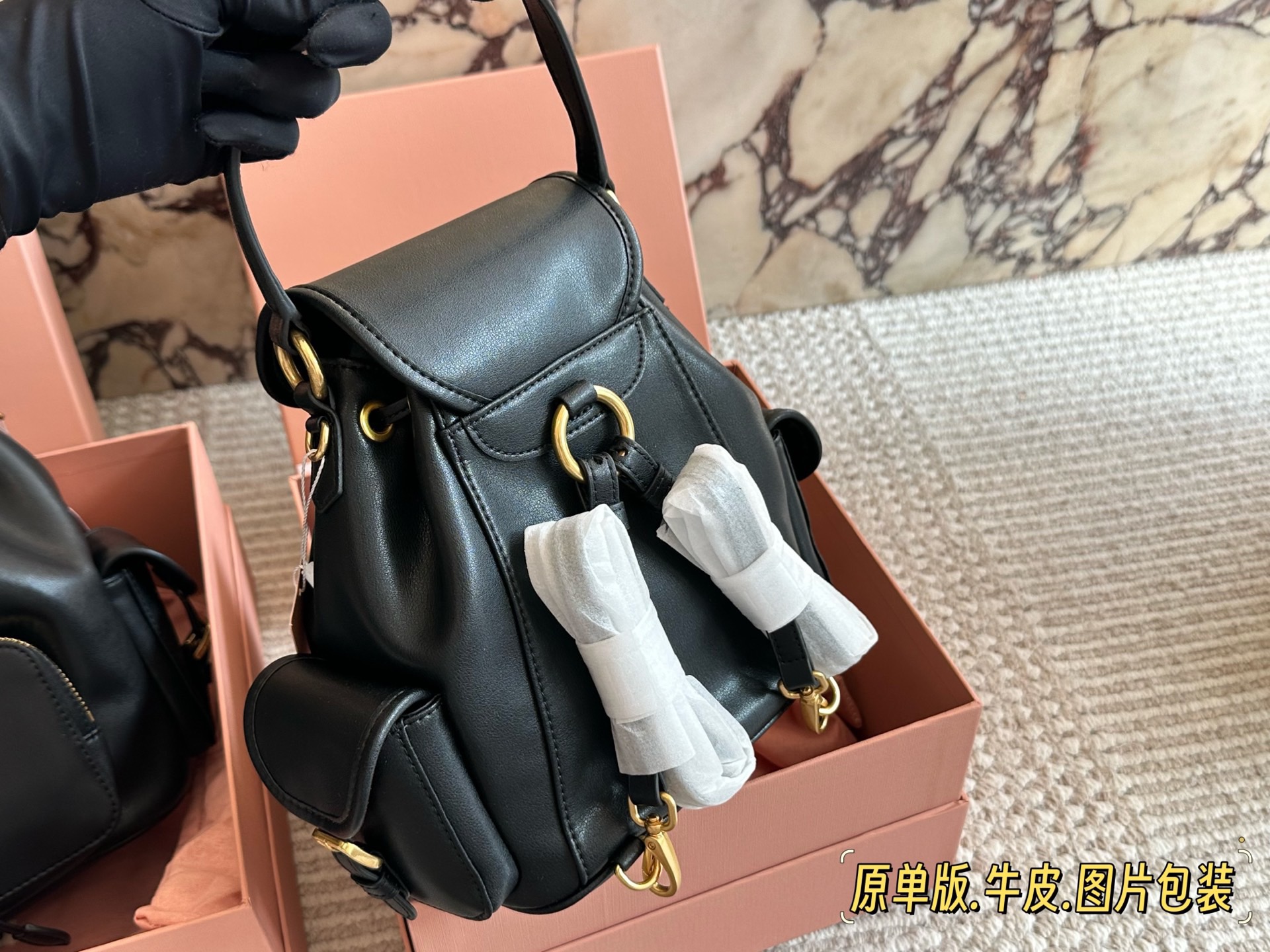 💰285、💰275 miumiu双肩包 又一季特别美丽的MiuMiu 今天去看了Miu Miu 2025春夏系列的预览。尽管上海一夜之间大幅降温,白天阳光依旧非常充沛美丽一就像一 如既往可可爱爱的Miu Miu四 所以下一季的流行风向,自然隐藏在Miu Miu 25春夏的各个角落。尺寸30*30cm/22*21cm