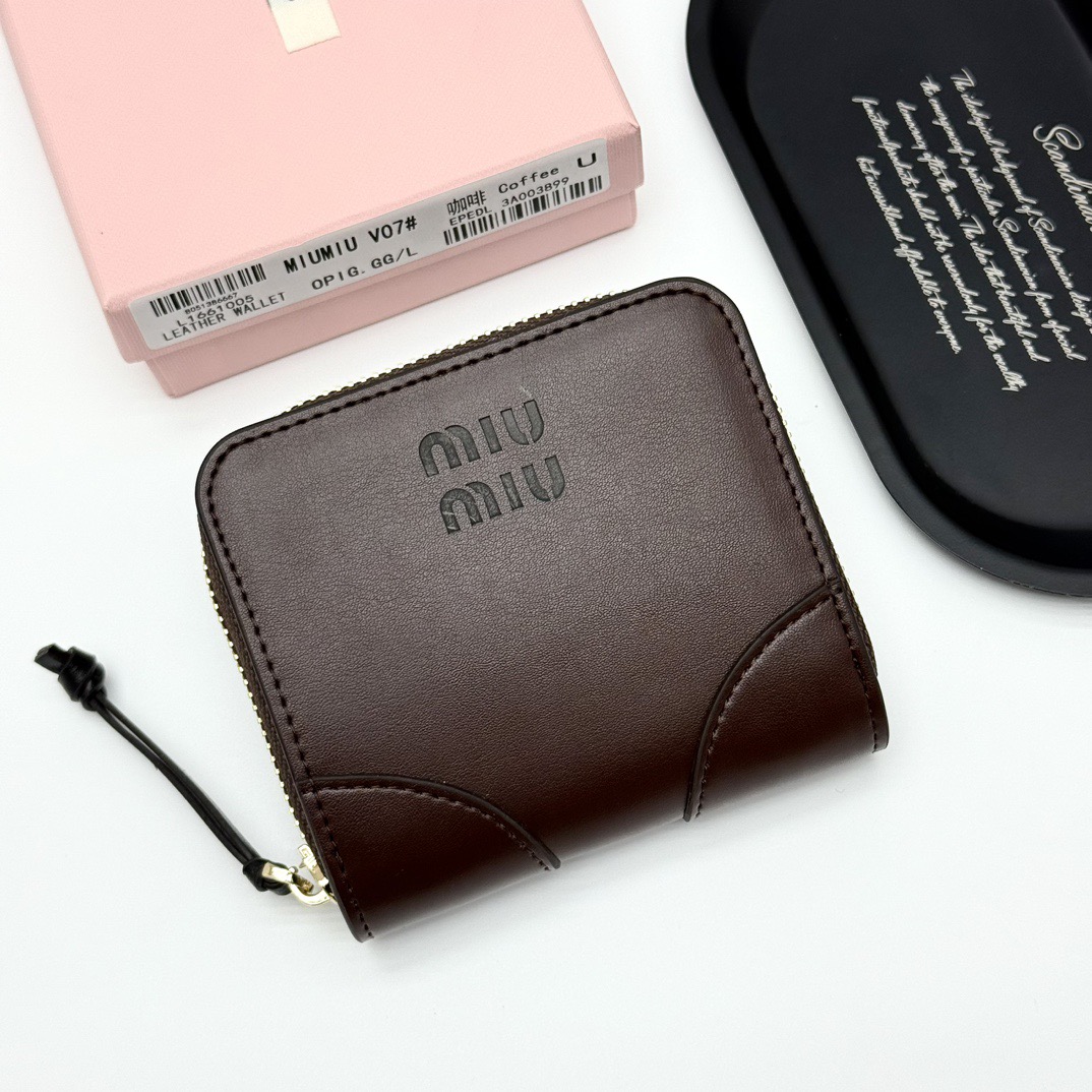 p100🎀miumiu V07🎀颜色 黑色 棕色 咖啡色🎀尺寸：10.5*10*3🎀miumiu专柜最新款火爆登场！采用头层牛皮，做工精致， 媲美专柜！多功能小钱包，超级精致时尚！