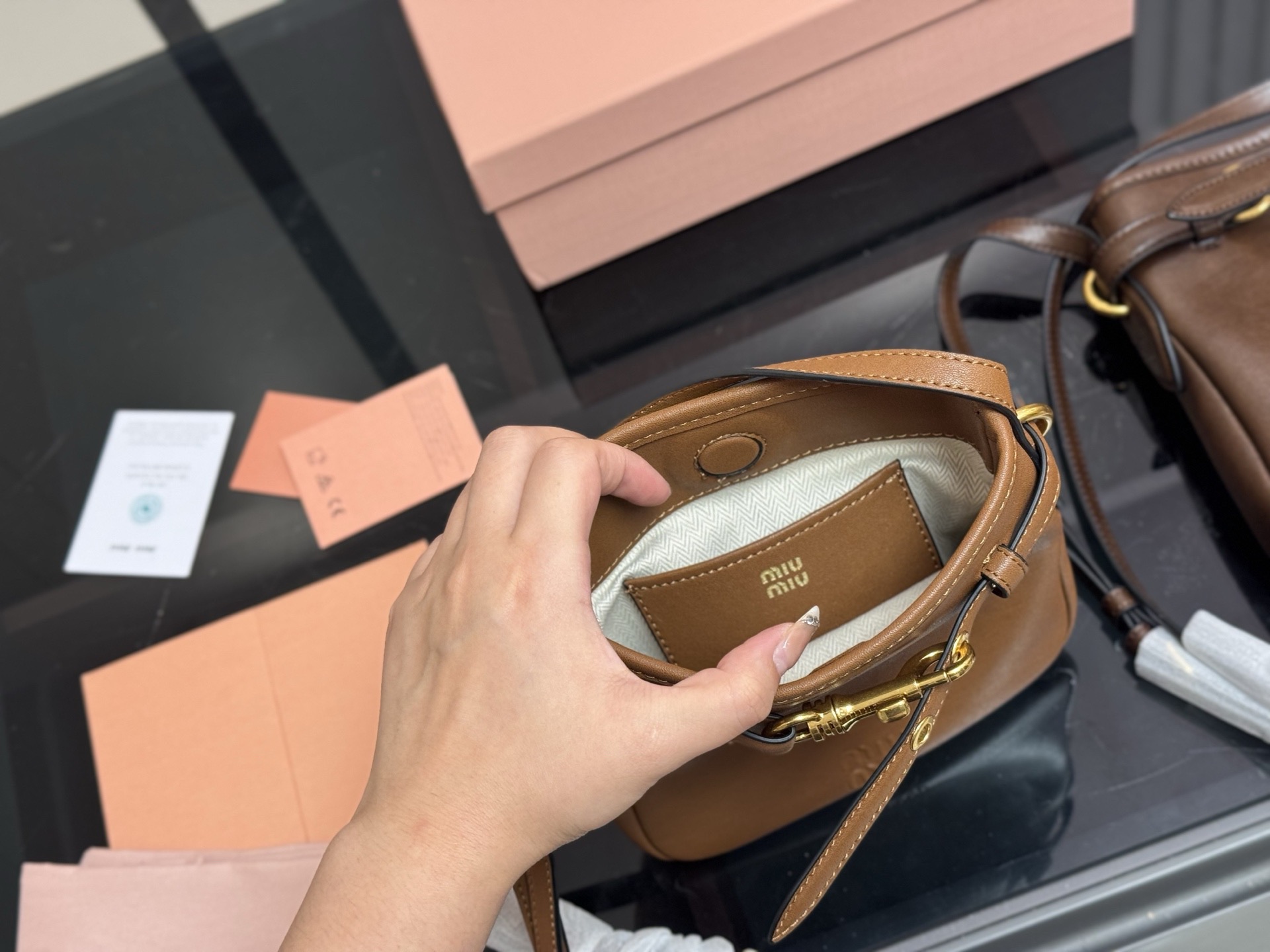 &yen;185 配盒 升级版 size：18*20cm miumiu的小福袋 性价比也太高了！ Aventure系列出小斜挎咯~ 太好装了! 出门都爱背的人生小斜挎 超级香哦！