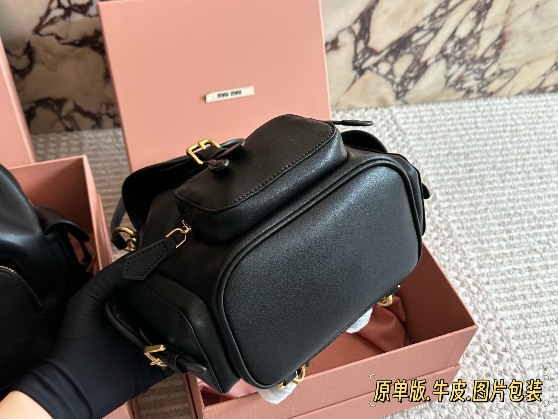 💰285、💰275 miumiu双肩包 又一季特别美丽的MiuMiu 今天去看了Miu Miu 2025春夏系列的预览。尽管上海一夜之间大幅降温,白天阳光依旧非常充沛美丽一就像一 如既往可可爱爱的Miu Miu四 所以下一季的流行风向,自然隐藏在Miu Miu 25春夏的各个角落。尺寸30*30cm/22*21cm