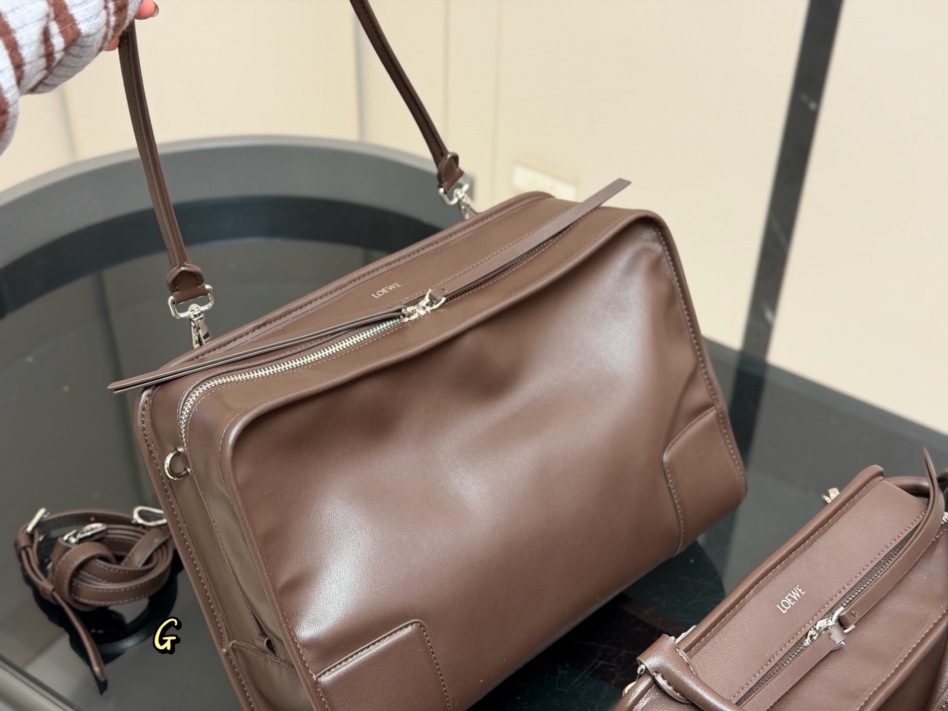 &yen;260 &yen;240 &yen;225 Loewe2026春夏最爱 Amazona180手袋 作为罗意威的皮具DNA载体， 同样完成了传统与创新的衔接。 全新的 Amazona 180手袋以更随性的方式呈现，延续着品牌百年皮革工艺底蕴。超期待这款手袋 尺寸:35cm 25cm 22cm