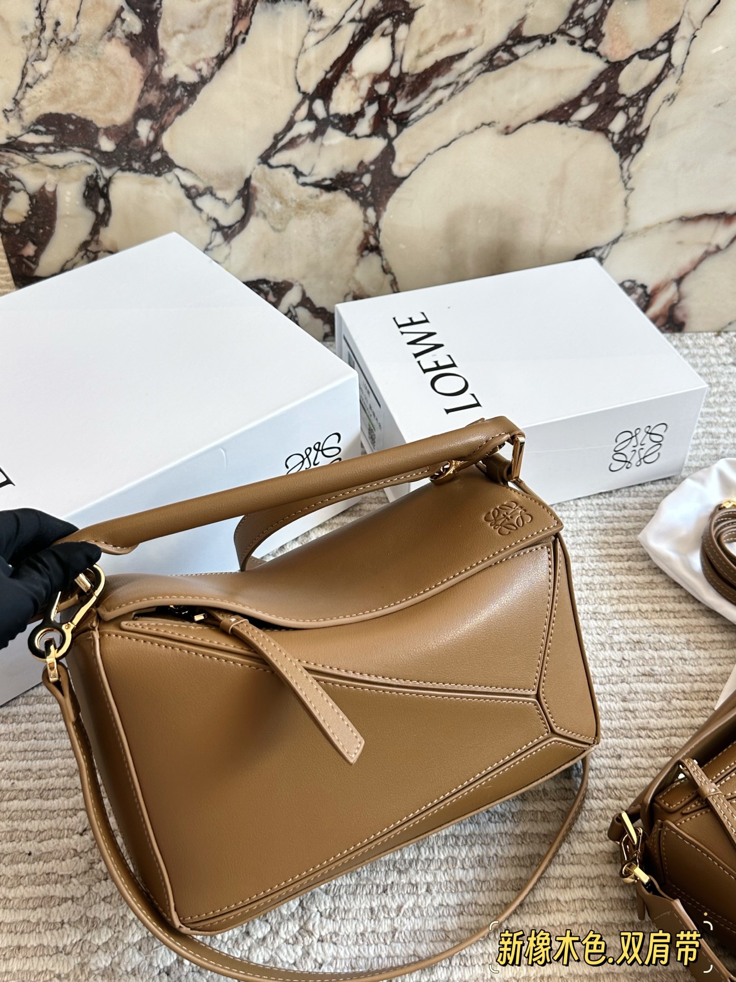 💰 260、💰230 配盒（双肩带） 尺寸：24*15cm（大） 18*10cm（迷你） loewe 几何包puzzle 真心是不能错过的， ⚠️牛皮品质🐂！ 完全hold住！ 罗意威|一根完美的肩带