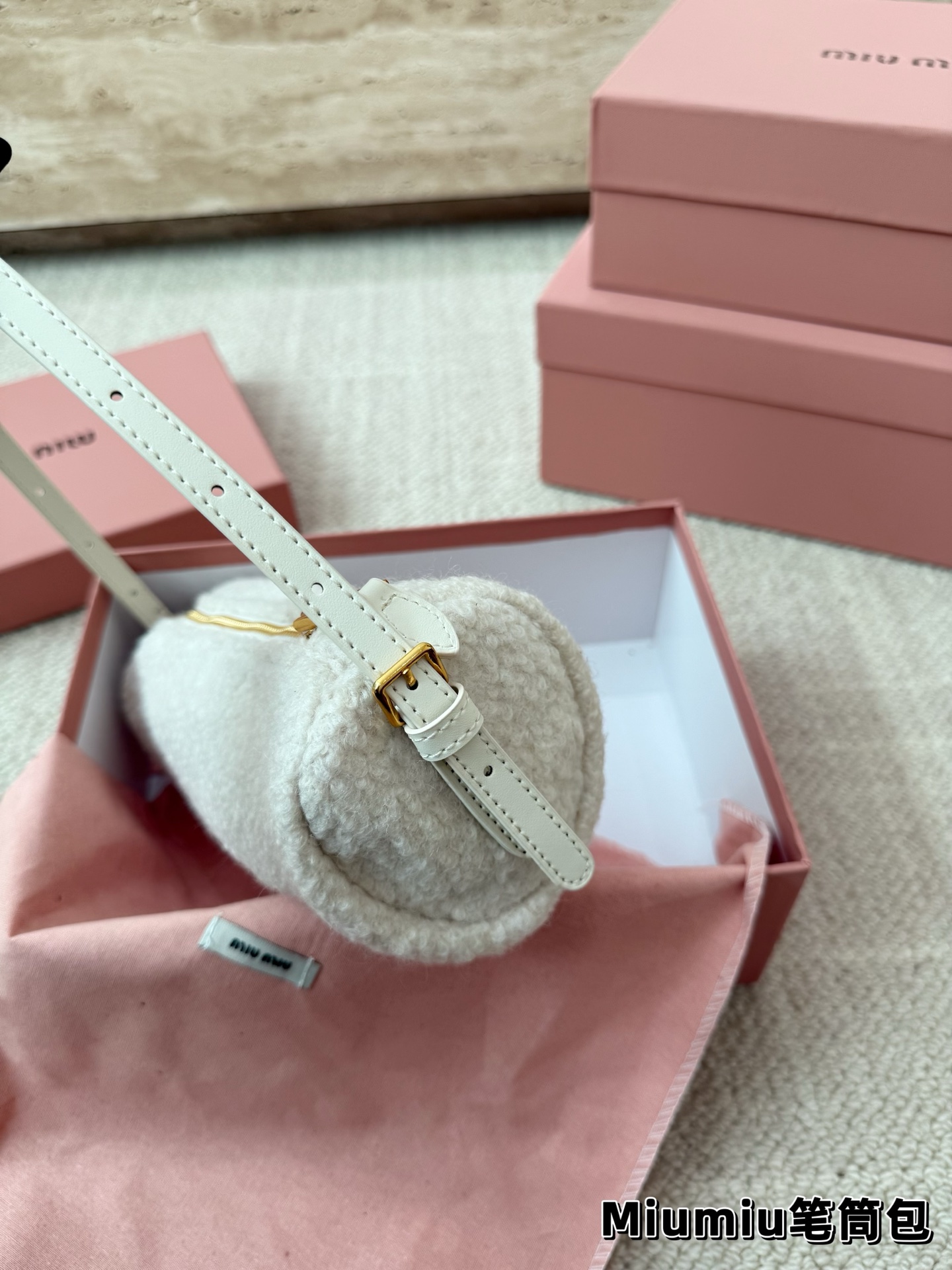 P160 羊羔毛 Miu系笔筒包简直泰香了🛒 MiuMiu太好看了家人们，本期推荐新品穿上秒变学院派美少女。格纹套装衬衣+芭蕾裙，又甜可盐。芭蕾裙真的是MiuMiu时尚单品！很娇俏，时髦。 Bag:MiuMiu万元内笔筒包，时髦可爱😻实用，全牛皮。颜色有黑色，棕色，石楠木色，做旧款都是麂皮材质还有可爱的牛奶纹🐄。羊羔毛乐福鞋，很舒适的一款！本人为此包疯狂打Call！！超爱很嗲跟秋冬很搭哦~