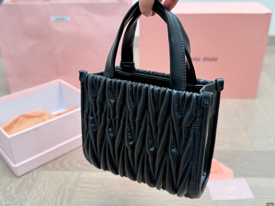 &yen;170配盒 MiuMiu缪缪托特包 超级洋气，时髦精的托特 轻便简约，慵懒随性 尺寸20 16