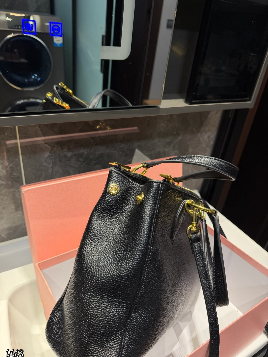 ❤️p175（礼盒包装）❤️ MiuMiu期待已久的2025.秀款 中古包.快来围观吧 2025.春夏系列包包简洁利落的设计凸显功能性 实用主义柔软舒服的触感彰显 MiuMiu 女性愈加自信，务实，前卫和酷炫的态度 尺寸：33*6*25cm