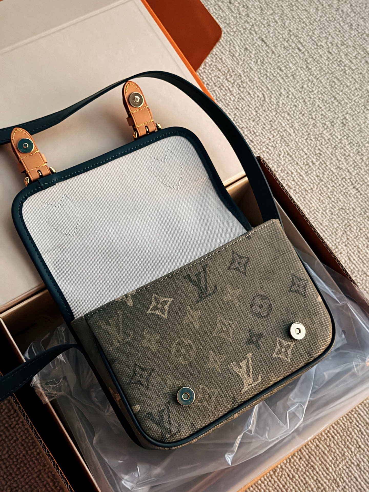 💰200 配盒 全钢五金 size：20*14cm L家 邮差包男包新品！ 新款的 绿色Satchel小邮差包 不大不小容量还十分可观!!!自带复古学院气息!很有vintage的感觉!九月份新款买它就够了!!!!