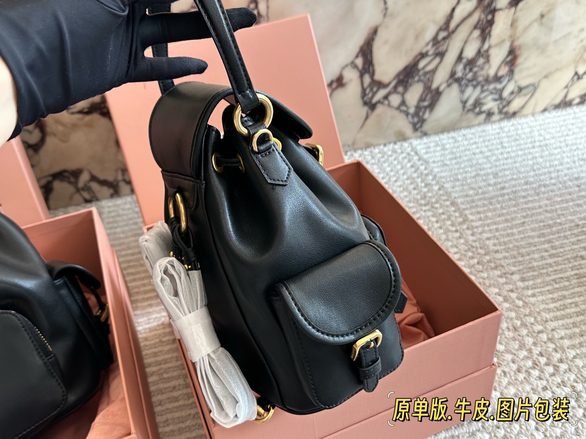 💰285、💰275 miumiu双肩包 又一季特别美丽的MiuMiu 今天去看了Miu Miu 2025春夏系列的预览。尽管上海一夜之间大幅降温,白天阳光依旧非常充沛美丽一就像一 如既往可可爱爱的Miu Miu四 所以下一季的流行风向,自然隐藏在Miu Miu 25春夏的各个角落。尺寸30*30cm/22*21cm