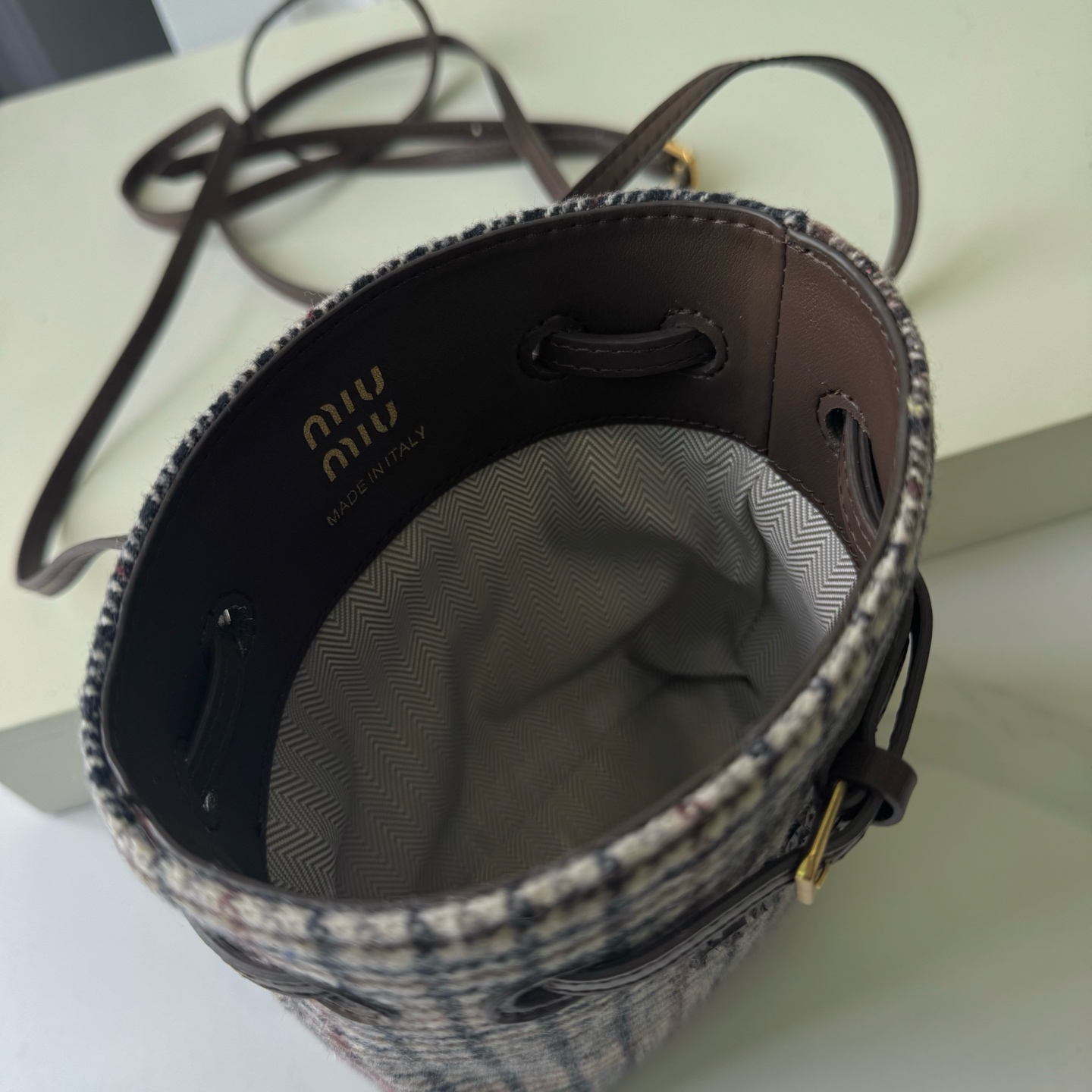 💰170包邮❗ 🍒M家🍒 5NF460，新品格子迷你水桶包，高级柔软，性价比超高，能驾驭各种风格，非常俏皮可爱，可以单肩，斜挎，手提，双肩，造型多变，包包虽小却非常能装，尺寸：17X14X6CM，配原版包装