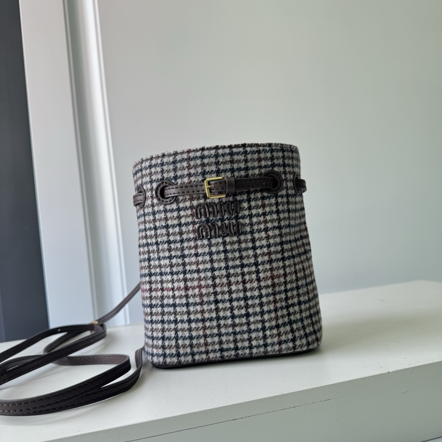 💰170包邮❗ 🍒M家🍒 5NF460，新品格子迷你水桶包，高级柔软，性价比超高，能驾驭各种风格，非常俏皮可爱，可以单肩，斜挎，手提，双肩，造型多变，包包虽小却非常能装，尺寸：17X14X6CM，配原版包装