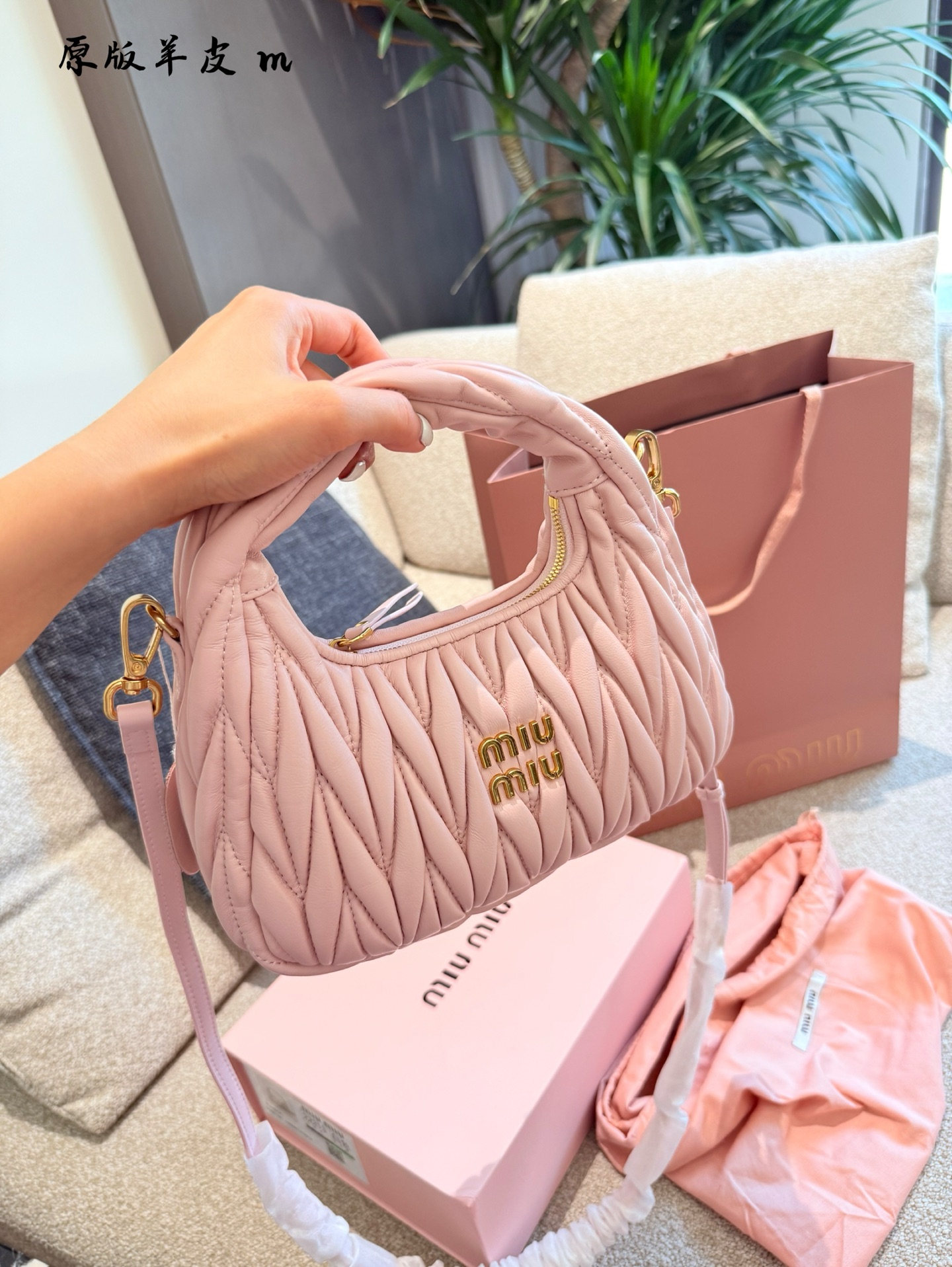 p240羊皮hobo月牙包 红红火火恍恍惚惚缪缪出街啦~ 芜湖~好看的缪缪miumiu小号hobo 小号是专柜里卖得最好的的尺寸，容量大小合适，轻 经典的褶皱羊皮， 软软的好有质感 搭配衣服真的吼吼看~一秒时尚感千金风拉满红色也很显眼，好多场合都可以搭配 张元英同款~~~ #miumiu包#miumiu包 #美包23cm折叠盒包装