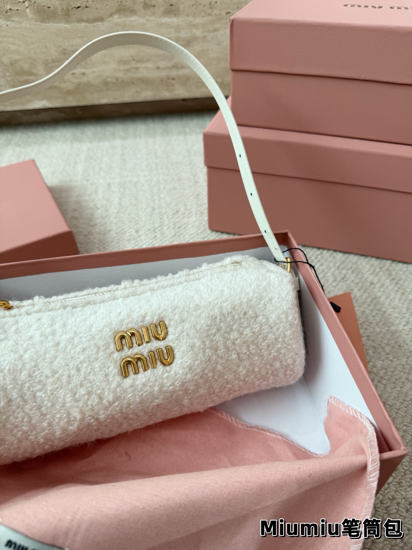 P160 羊羔毛 Miu系笔筒包简直泰香了🛒 MiuMiu太好看了家人们，本期推荐新品穿上秒变学院派美少女。格纹套装衬衣+芭蕾裙，又甜可盐。芭蕾裙真的是MiuMiu时尚单品！很娇俏，时髦。 Bag:MiuMiu万元内笔筒包，时髦可爱😻实用，全牛皮。颜色有黑色，棕色，石楠木色，做旧款都是麂皮材质还有可爱的牛奶纹🐄。羊羔毛乐福鞋，很舒适的一款！本人为此包疯狂打Call！！超爱很嗲跟秋冬很搭哦~