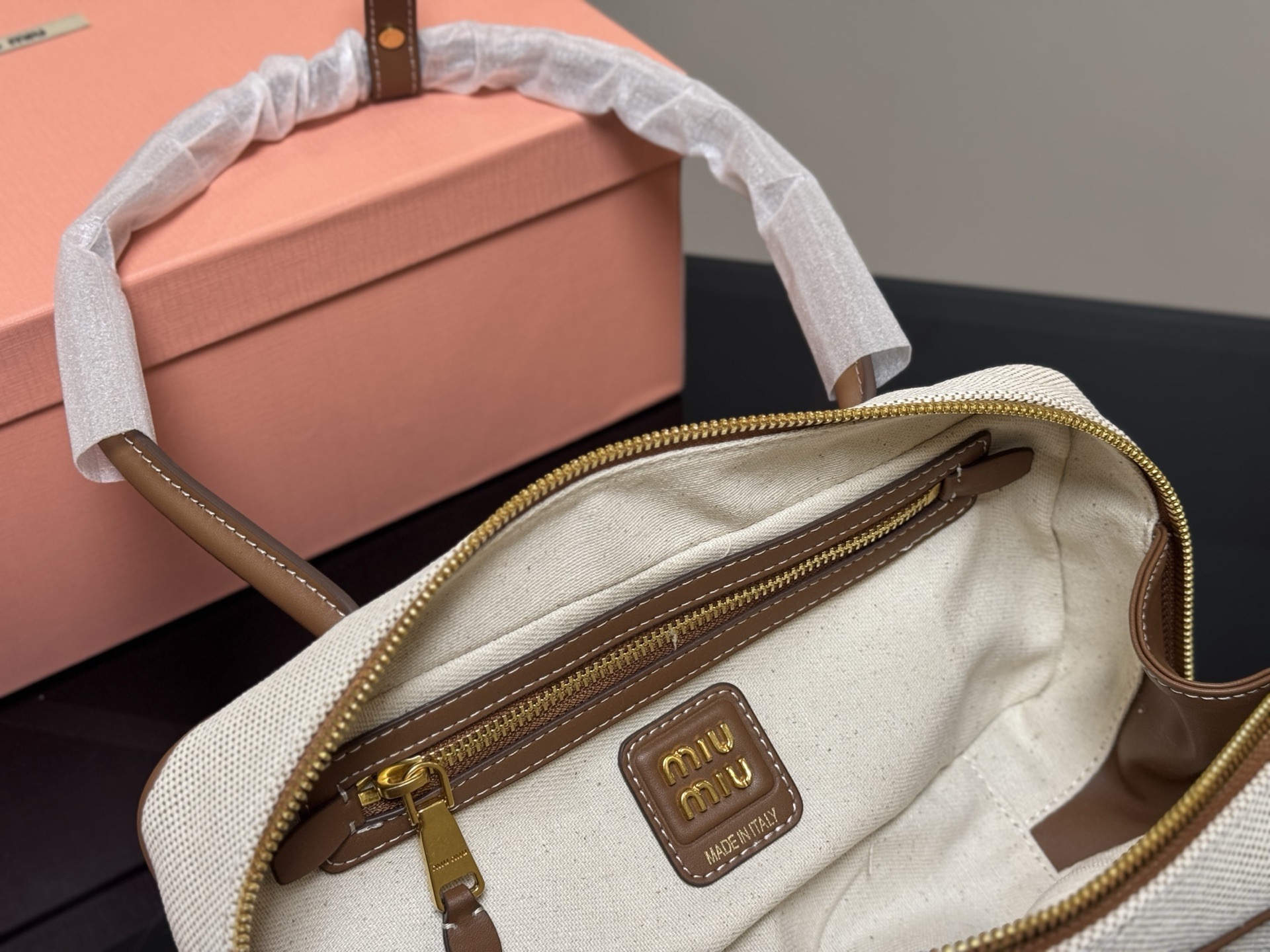 ¥195 升级版配盒 size:28*13cm miumiu保龄球/公文包/ 包包甜度刚好! 很难不爱啊啊! 可手拎也可斜挎 绝对不是小废包哦!容量足足的~~ 出场就是miumiu小公主!