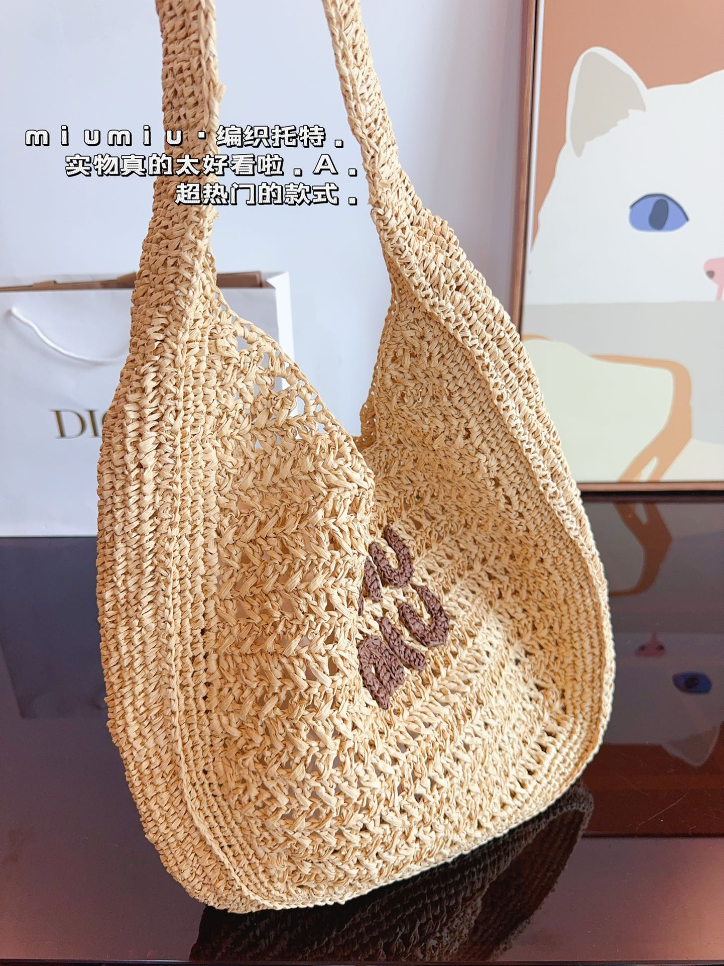 p160 miumiu 草编单肩包. 草编包的趋势再度袭卷而来，轻松成为本季新 宠！不论日常出游或是假日逛街，出镜率超高的包 款总让人联想到温暖的季节和愜意海滩时光。由拉 菲草编织而成，质地清新自然，从视觉到触感都自带夏日风情，为结构感鲜明的包款注入优雅精髓。尺寸：36*32cm