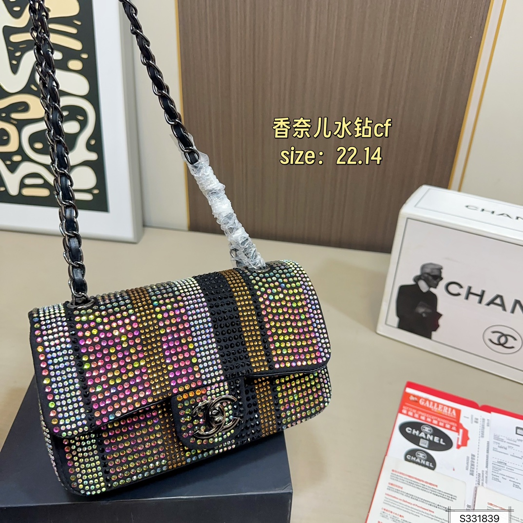💰155 折叠盒 Chanel香奈儿水钻CF 独特设计 又酷又飒低调的奢华 可盐可甜 极致美感 绝美女孩就是你 尺寸： 22 14
