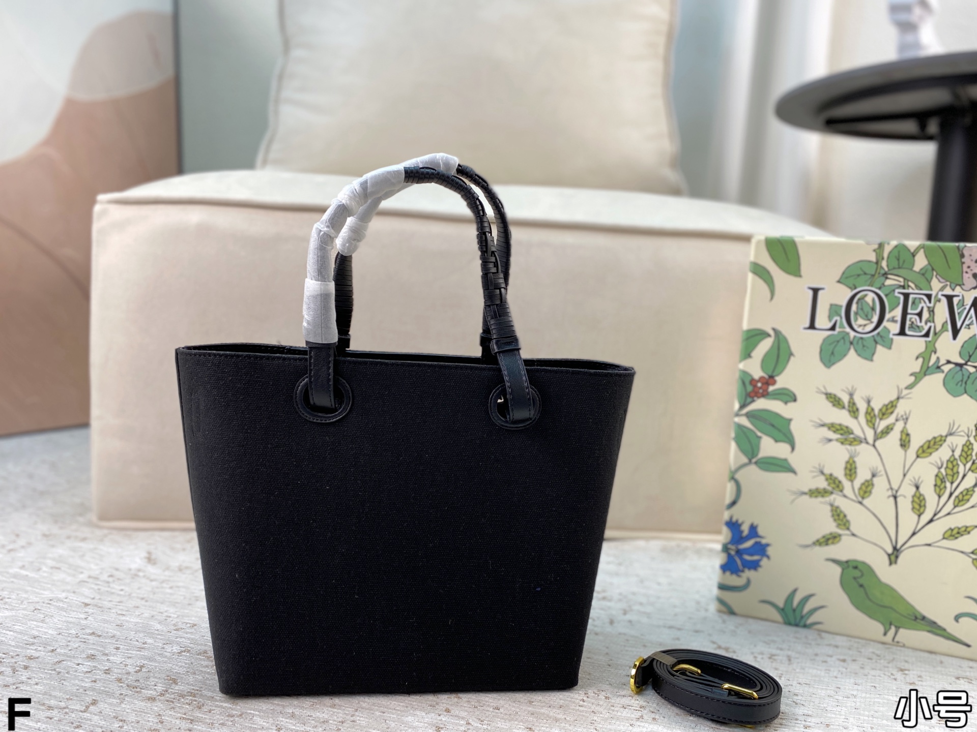 p165/p160 配盒🎁 罗意威Loewe anagram tote背上秒变时髦精 一只装得下全世界的托特 越背越香 能装且百搭不易变形 上班通勤或者日常搭配都很好！尺寸：27*25/23*22