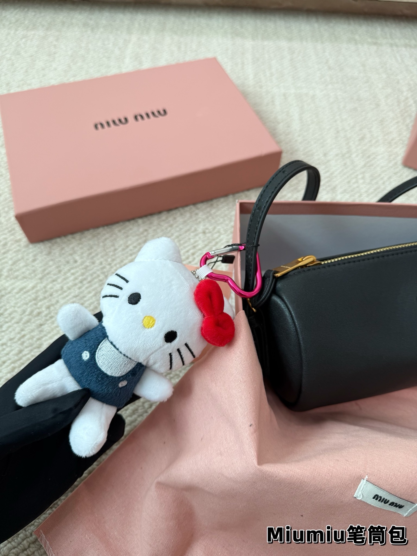 P150 别怪我没提醒❗️MiuMiu最性价比小包包 夏天当然是要背迷你小包包啦! 哪个女孩能抵挡住迷你小笔筒包的诱惑~ 日常好装东西出门的腋下小包👛 小羊皮和翻毛皮都有噢~关键是性价比超高~