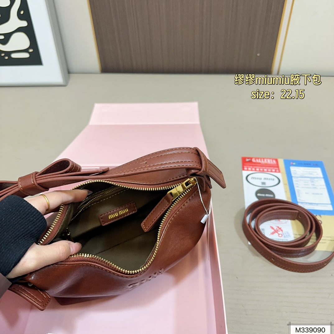 💰115（折叠盒） 尺寸22.15 MiuMiu缪缪腋下包 牛仔的材质随性且休闲！ 整体上手非常轻便～ 优雅贵气高级感并存！ 颜值爆表很好搭配👏