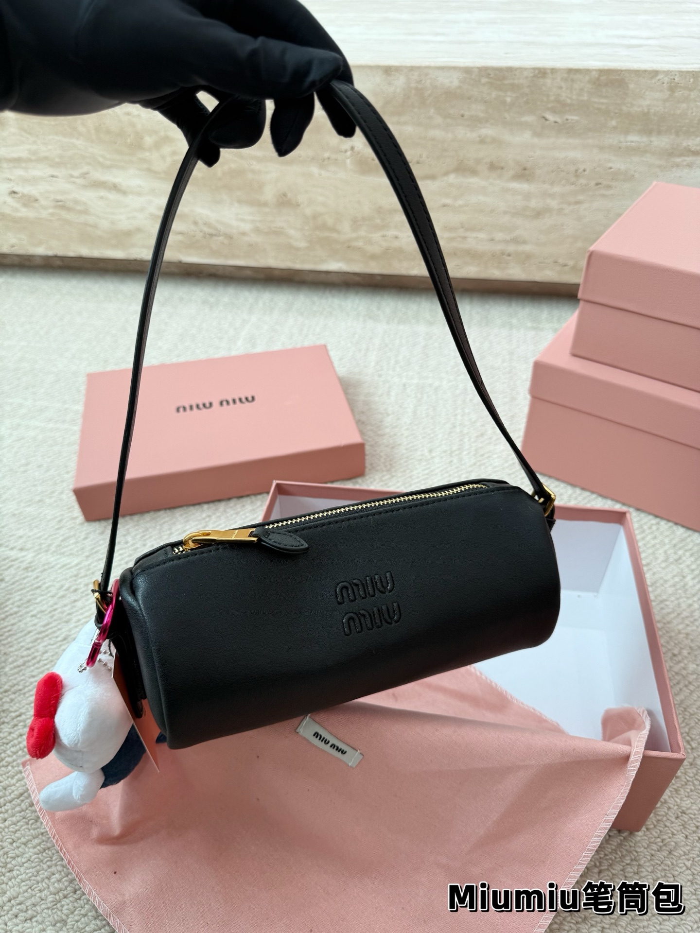 P150 别怪我没提醒❗️MiuMiu最性价比小包包 夏天当然是要背迷你小包包啦! 哪个女孩能抵挡住迷你小笔筒包的诱惑~ 日常好装东西出门的腋下小包👛 小羊皮和翻毛皮都有噢~关键是性价比超高~