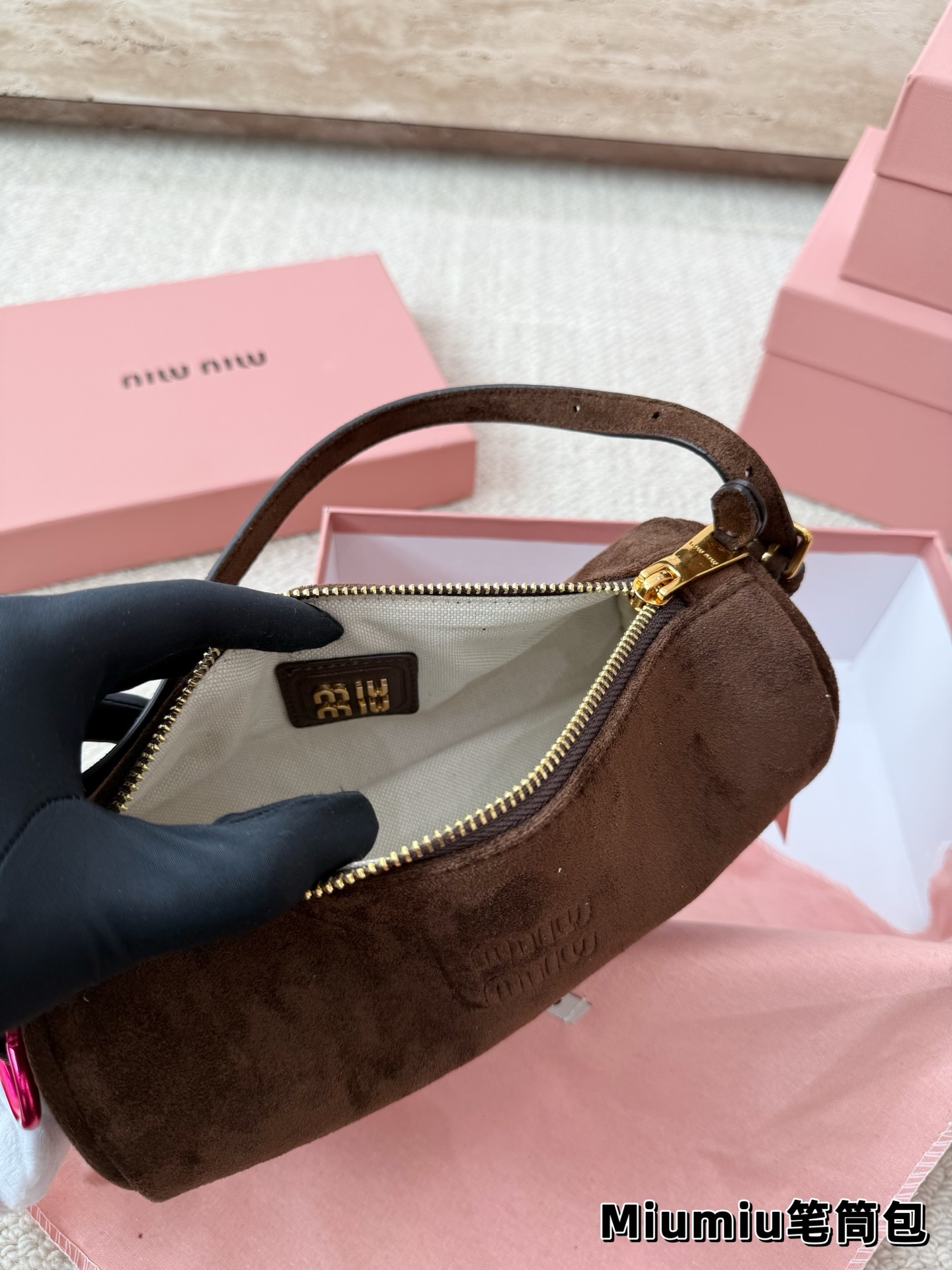 P160 麂皮 别怪我没提醒❗️MiuMiu最性价比小包包 夏天当然是要背迷你小包包啦! 哪个女孩能抵挡住迷你小笔筒包的诱惑~ 日常好装东西出门的腋下小包👛 小羊皮和翻毛皮都有噢~关键是性价比超高~