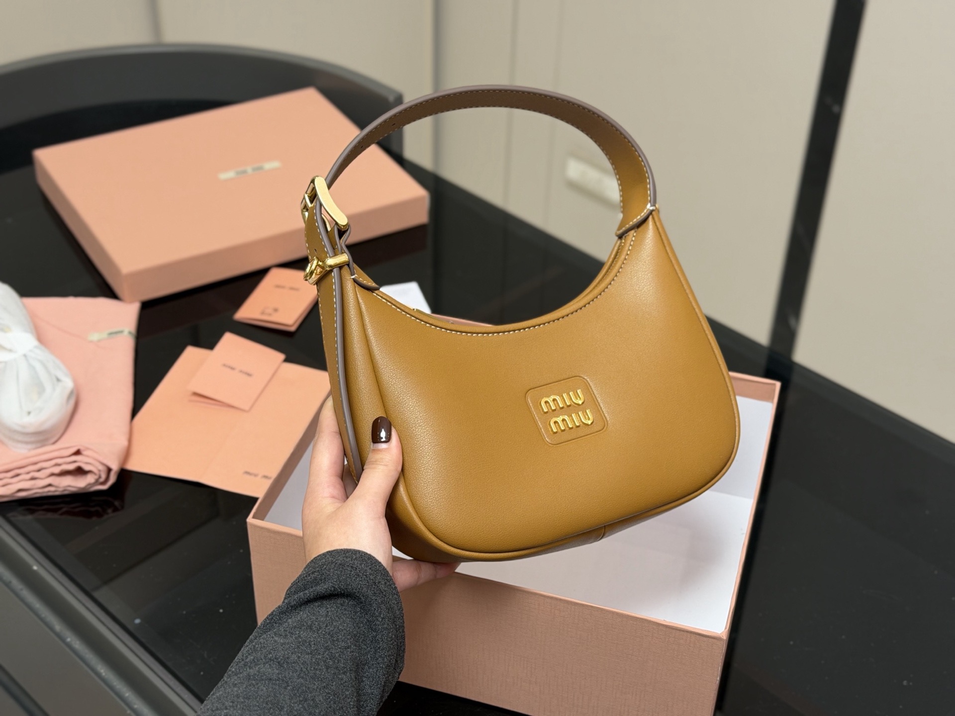 &yen;175 配盒 升级版 size：23*13cm miumiu这新包， 新款Hobo，太好搭配了! 能拎、能挽、能肩背(有肩带)， 可咸、可甜、可AC(Alcohol&Coffee)。一包在手，AC无忧~