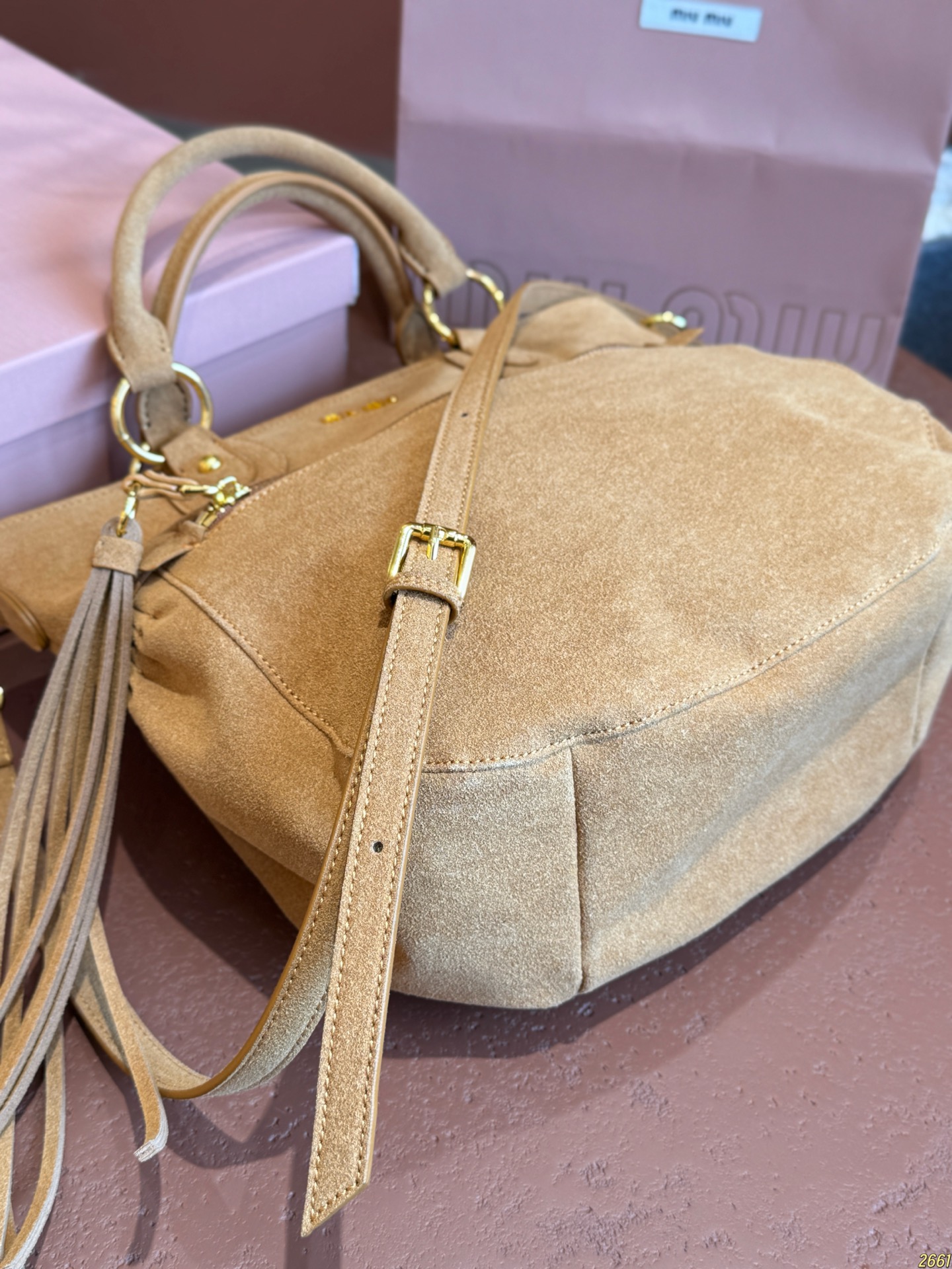 &yen;200配折叠盒⚠️尺寸30*26 MIUMIU Aventure麂皮托特包 简洁大方的设计，既能装下日常出行的必需品又能作为造型的点睛之笔，提升整体的高级感出道即巅峰！！时髦精被迷住了新款托特tote质感无敌了！