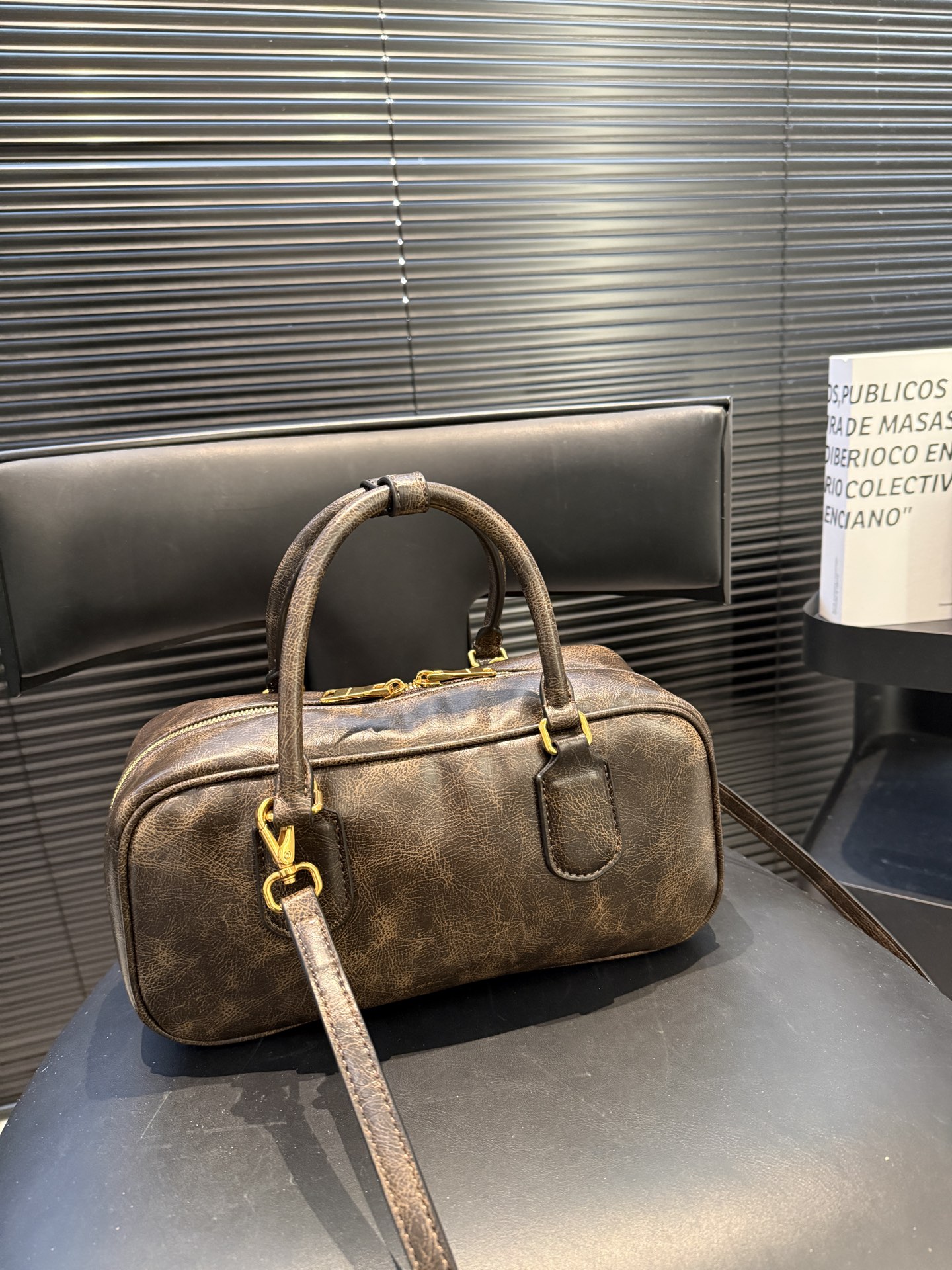 大号P170 小号P165 缪缪MIUMIU 保龄球手提包 轻轻松松高级感 包包手感巨好容量也很不赖 简单却又不失华丽 不要觉得会炸眼太高调了什么的 根本不会！ 在你的精简穿搭上简直就是点睛之笔 尺寸大号28 13 小号22 10 货号大10229 小10119