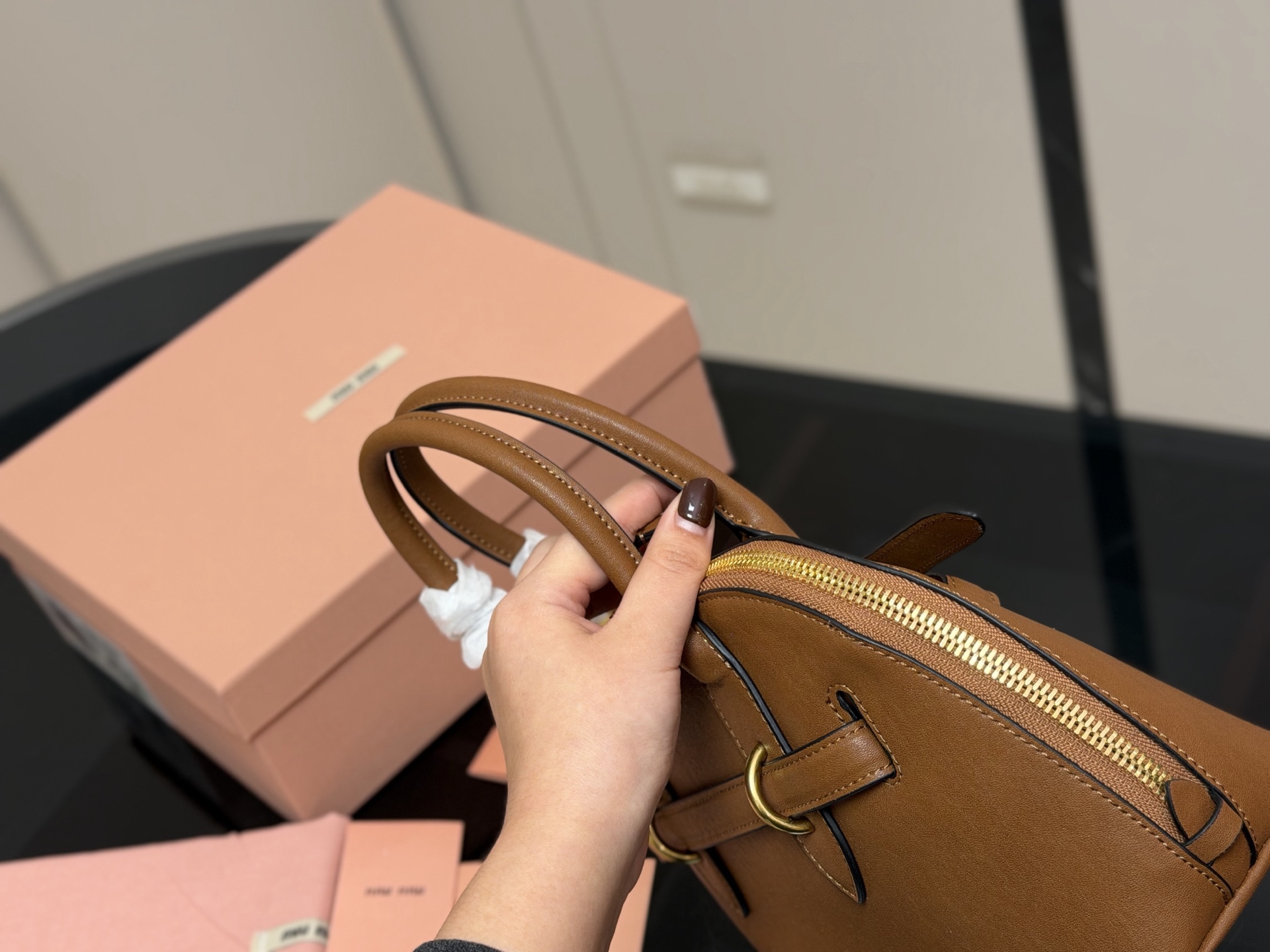 &yen;230 配盒 size：28*16cm miumiu 贝壳包包， 特别喜欢这个的设计！ miumiu的坑真的好仙女好好看！ 真的很有质感！ 可斜挎可手拿可单肩， 日常约会出行简单好搭配。