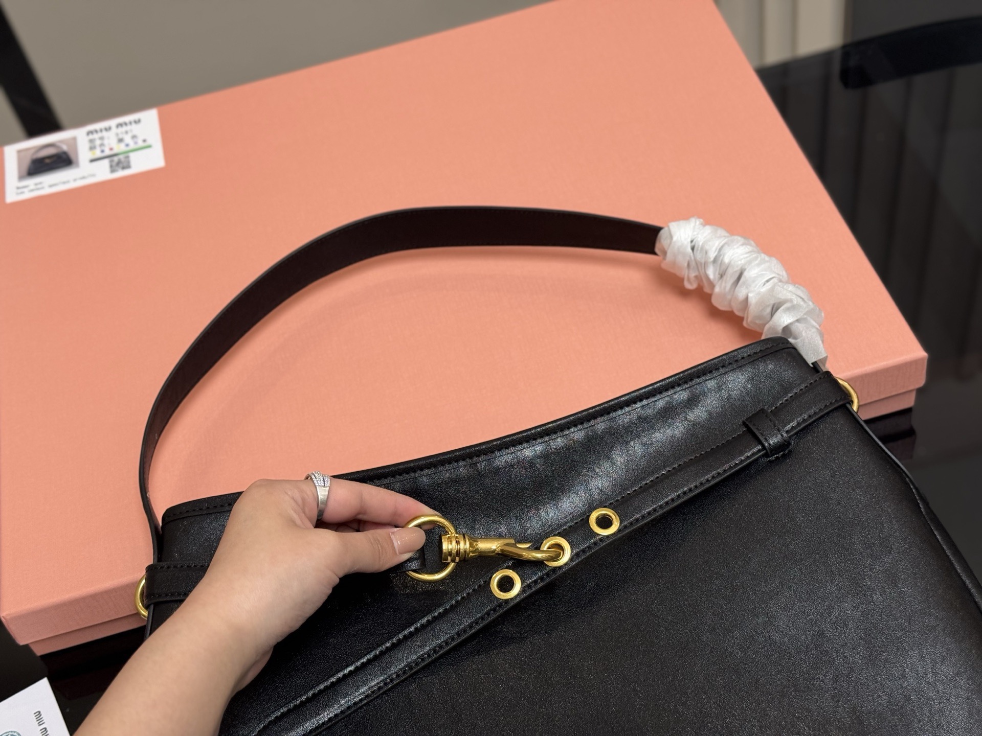 &yen;195 &yen;200 配盒 Size:34cm 40cm Miumiu2025春夏系列包袋， 包包依旧吸引人~ 隔着屏幕都能感受到皮质的细腻巨巨巨高级感～ aventure nappa腋下包石楠木色看似平平无奇却意外的好搭