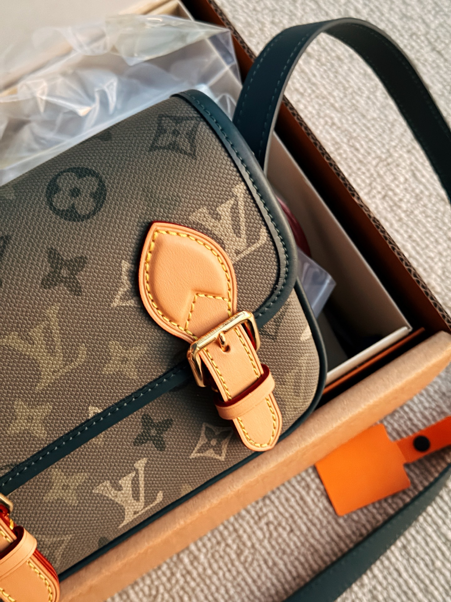 💰200 配盒 全钢五金 size：20*14cm L家 邮差包男包新品！ 新款的 绿色Satchel小邮差包 不大不小容量还十分可观!!!自带复古学院气息!很有vintage的感觉!九月份新款买它就够了!!!!