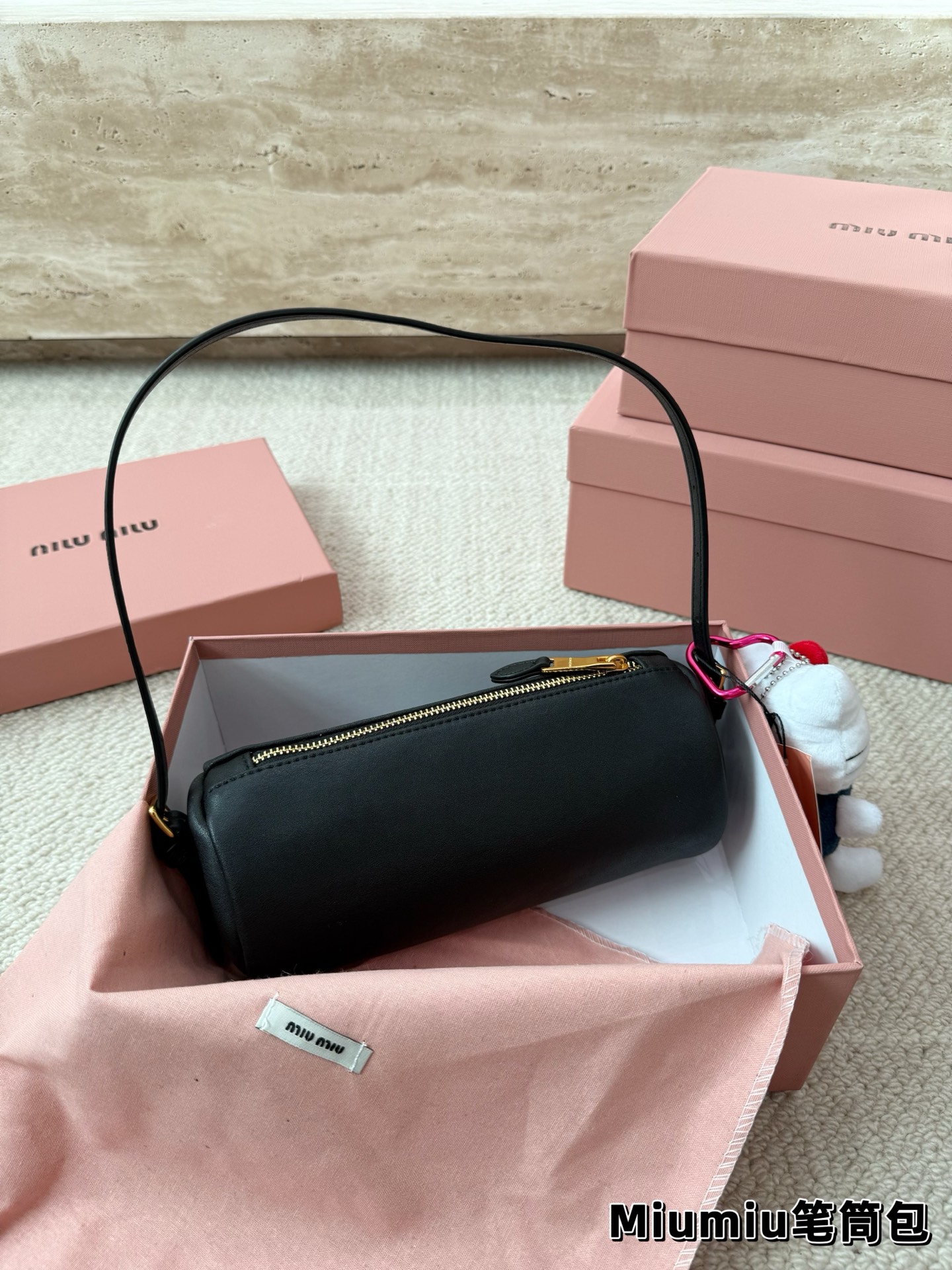 P150 别怪我没提醒❗️MiuMiu最性价比小包包 夏天当然是要背迷你小包包啦! 哪个女孩能抵挡住迷你小笔筒包的诱惑~ 日常好装东西出门的腋下小包👛 小羊皮和翻毛皮都有噢~关键是性价比超高~