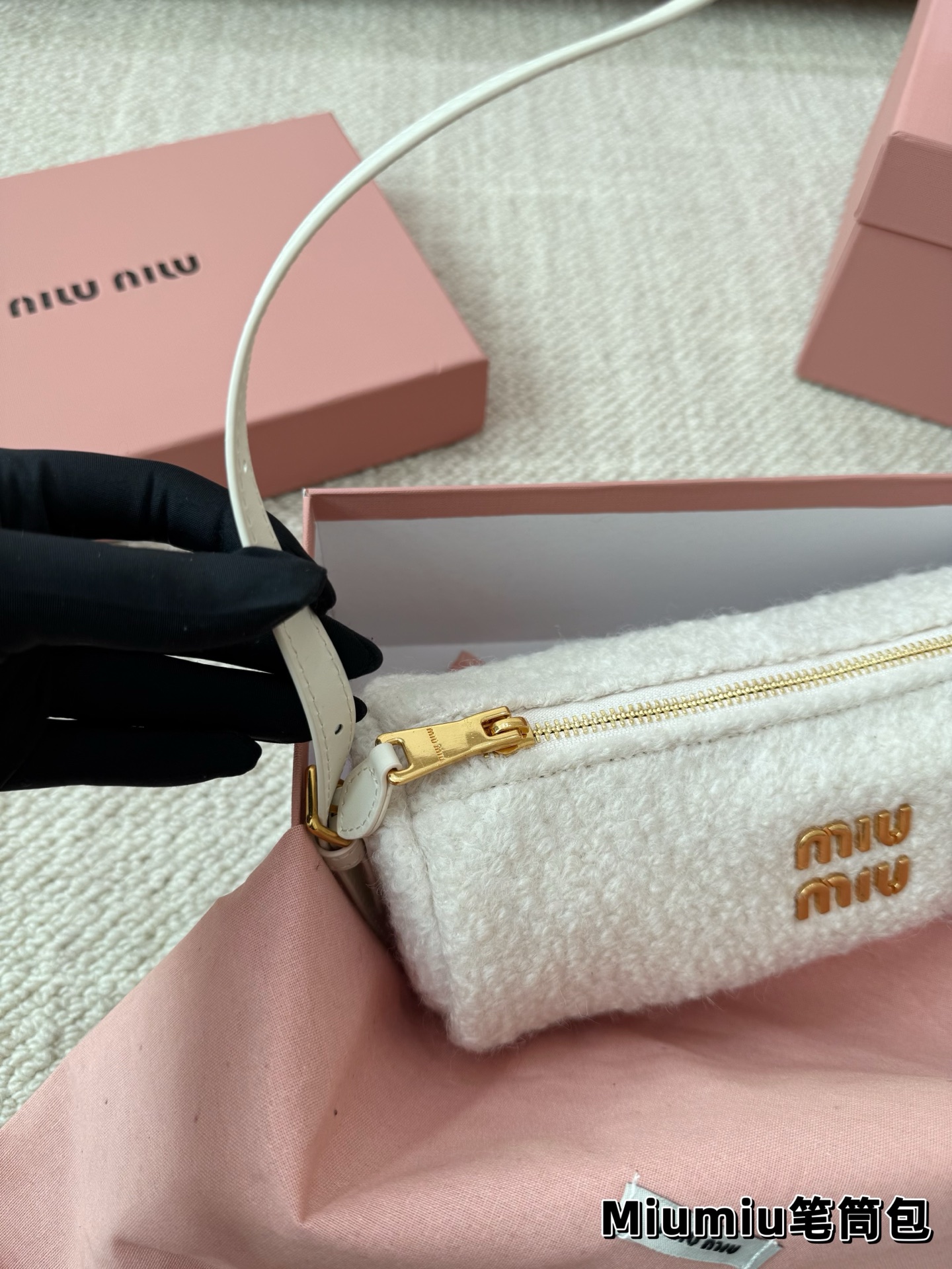 P160 羊羔毛 Miu系笔筒包简直泰香了🛒 MiuMiu太好看了家人们，本期推荐新品穿上秒变学院派美少女。格纹套装衬衣+芭蕾裙，又甜可盐。芭蕾裙真的是MiuMiu时尚单品！很娇俏，时髦。 Bag:MiuMiu万元内笔筒包，时髦可爱😻实用，全牛皮。颜色有黑色，棕色，石楠木色，做旧款都是麂皮材质还有可爱的牛奶纹🐄。羊羔毛乐福鞋，很舒适的一款！本人为此包疯狂打Call！！超爱很嗲跟秋冬很搭哦~