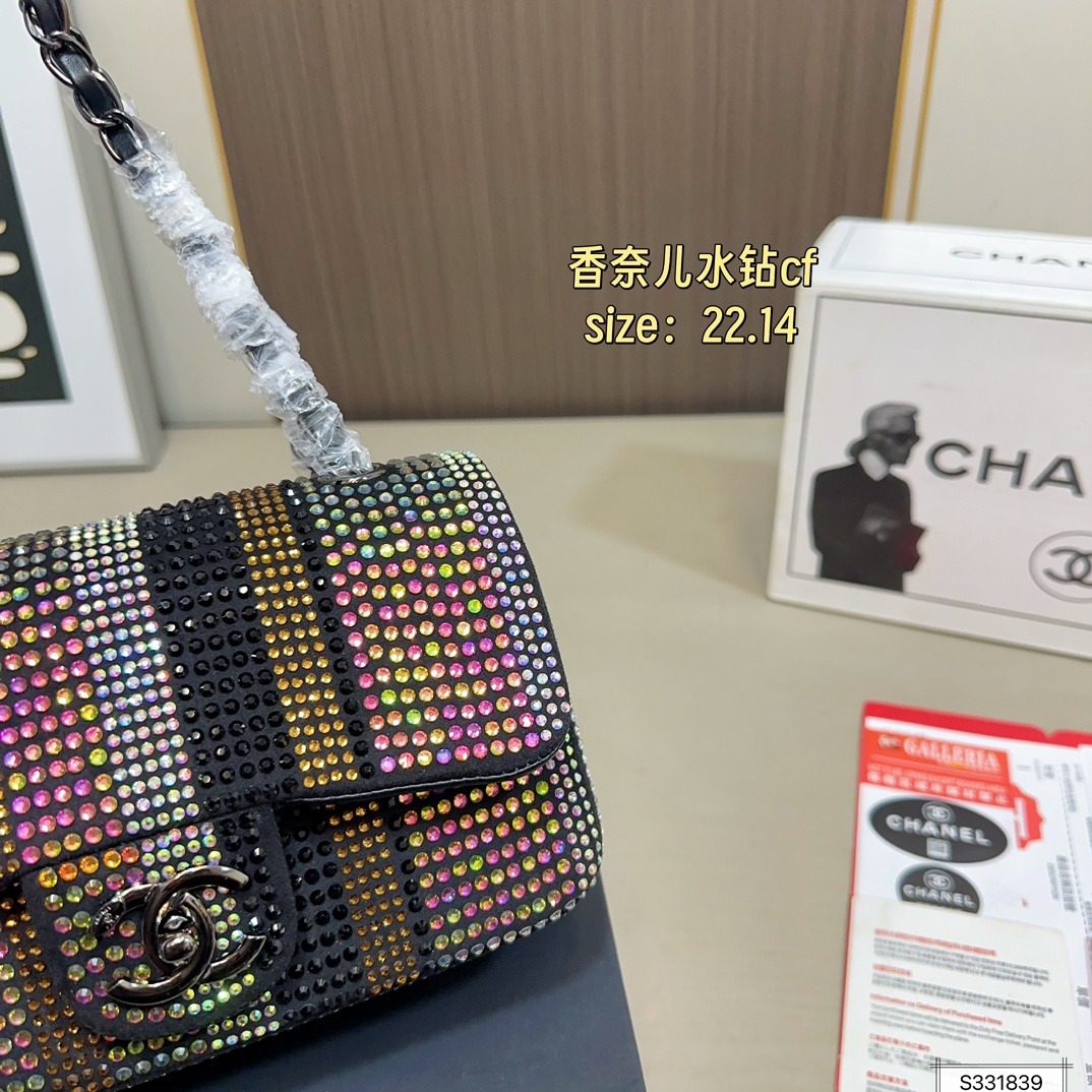 💰155 折叠盒 Chanel香奈儿水钻CF 独特设计 又酷又飒低调的奢华 可盐可甜 极致美感 绝美女孩就是你 尺寸： 22 14