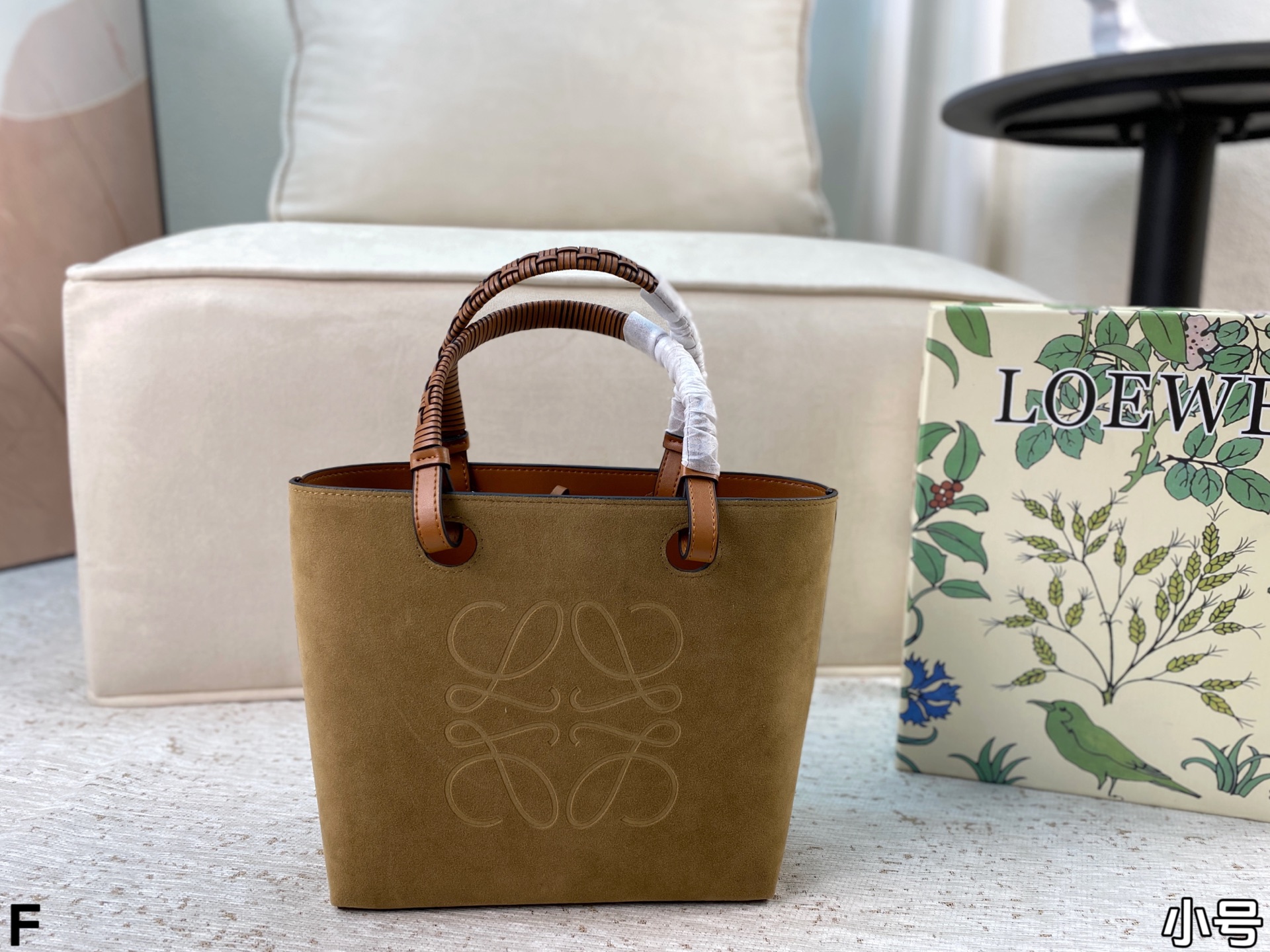 p165/p160 配盒🎁 罗意威Loewe anagram tote背上秒变时髦精 一只装得下全世界的托特 越背越香 能装且百搭不易变形 上班通勤或者日常搭配都很好！尺寸：27*25/23*22