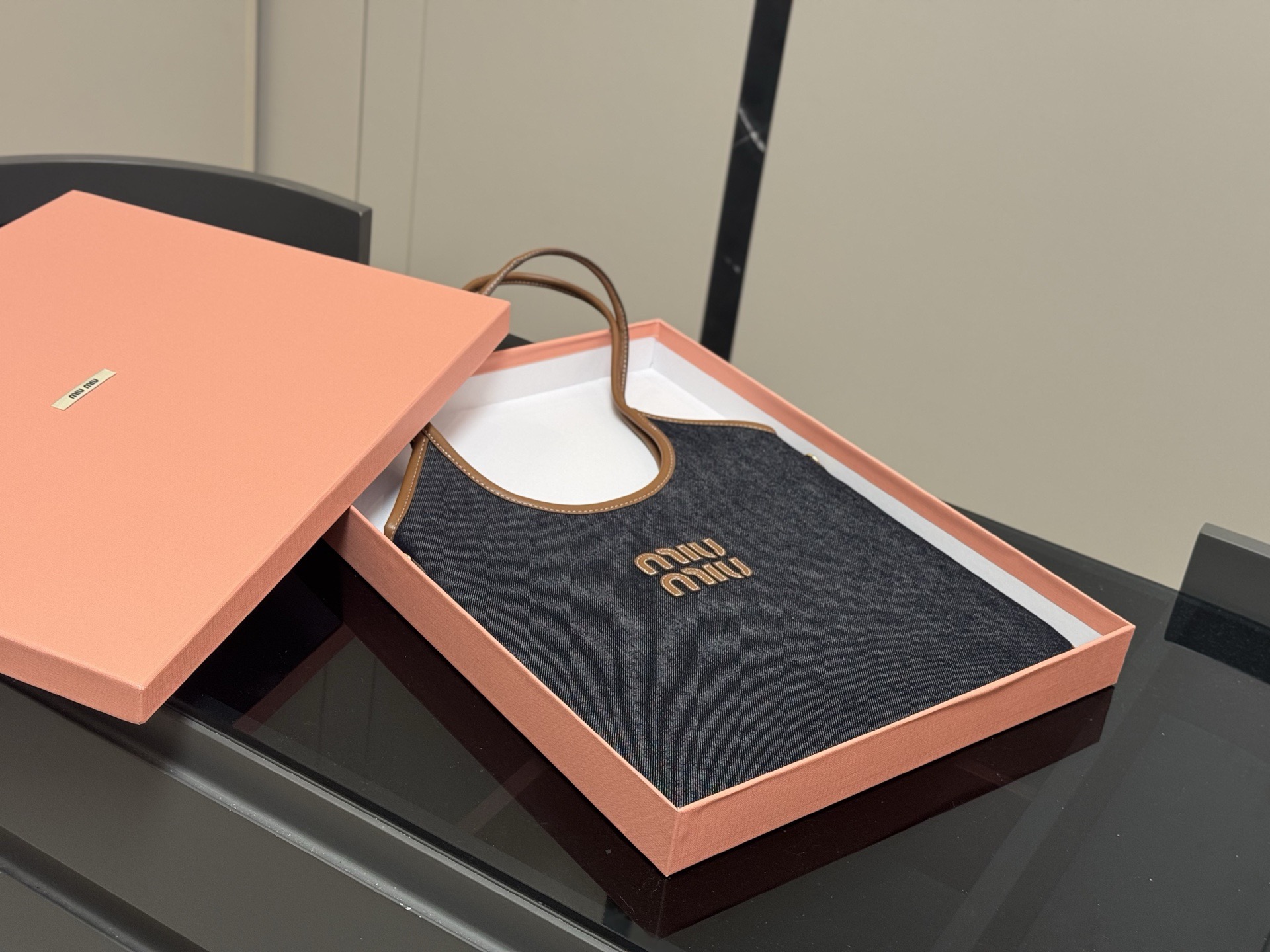 &yen;185 全套包装 size：35*34cm miumiu新款托特tote 今年的风刮的太猛了 老多爆款了！ 这款的版型也太好看了吧！ miumiu准备承包我的夏天吗