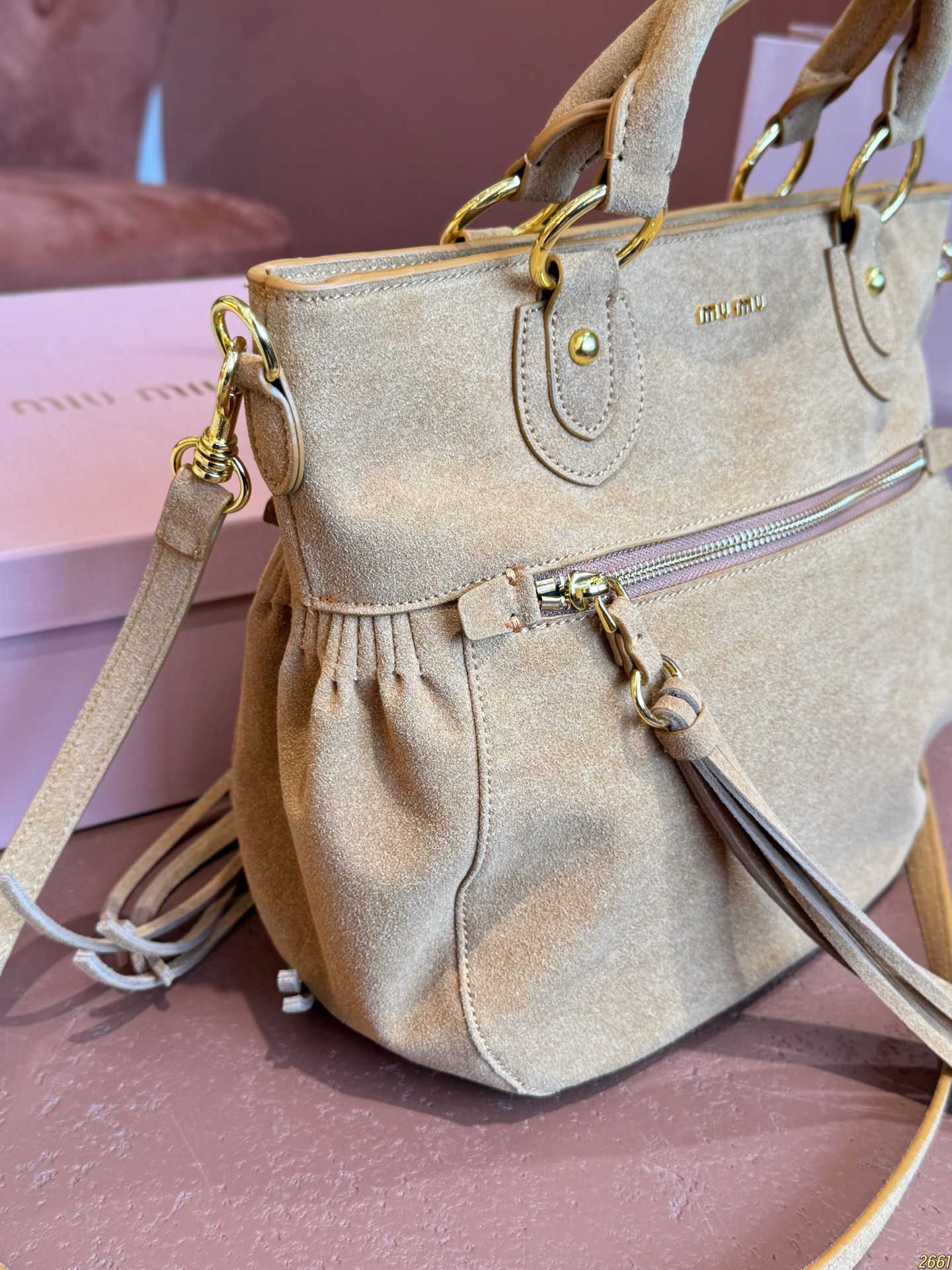 &yen;200配折叠盒⚠️尺寸30*26 MIUMIU Aventure麂皮托特包 简洁大方的设计，既能装下日常出行的必需品又能作为造型的点睛之笔，提升整体的高级感出道即巅峰！！时髦精被迷住了新款托特tote质感无敌了！