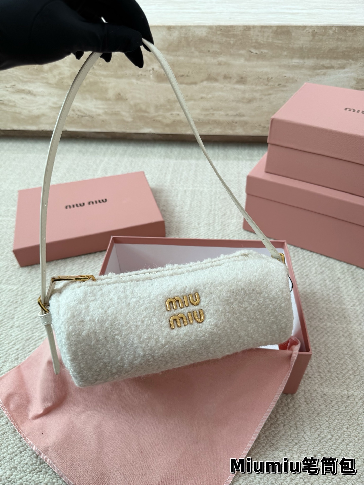 P160 羊羔毛 Miu系笔筒包简直泰香了🛒 MiuMiu太好看了家人们，本期推荐新品穿上秒变学院派美少女。格纹套装衬衣+芭蕾裙，又甜可盐。芭蕾裙真的是MiuMiu时尚单品！很娇俏，时髦。 Bag:MiuMiu万元内笔筒包，时髦可爱😻实用，全牛皮。颜色有黑色，棕色，石楠木色，做旧款都是麂皮材质还有可爱的牛奶纹🐄。羊羔毛乐福鞋，很舒适的一款！本人为此包疯狂打Call！！超爱很嗲跟秋冬很搭哦~