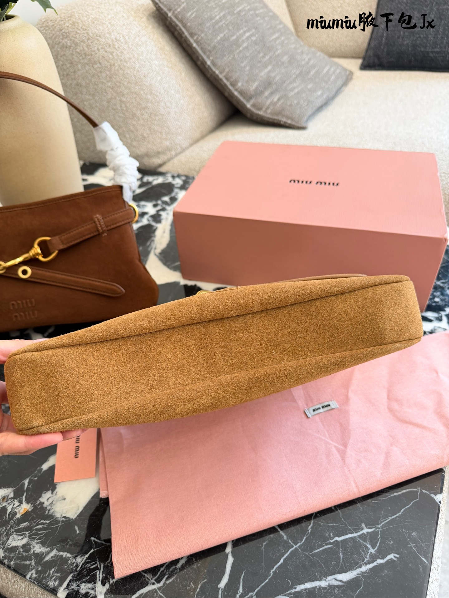 p240 缪缪miumiu新款aventure nappa腋下包 nappa 复古腋下包 又是一个爆款预测！！ 33cm配盒子